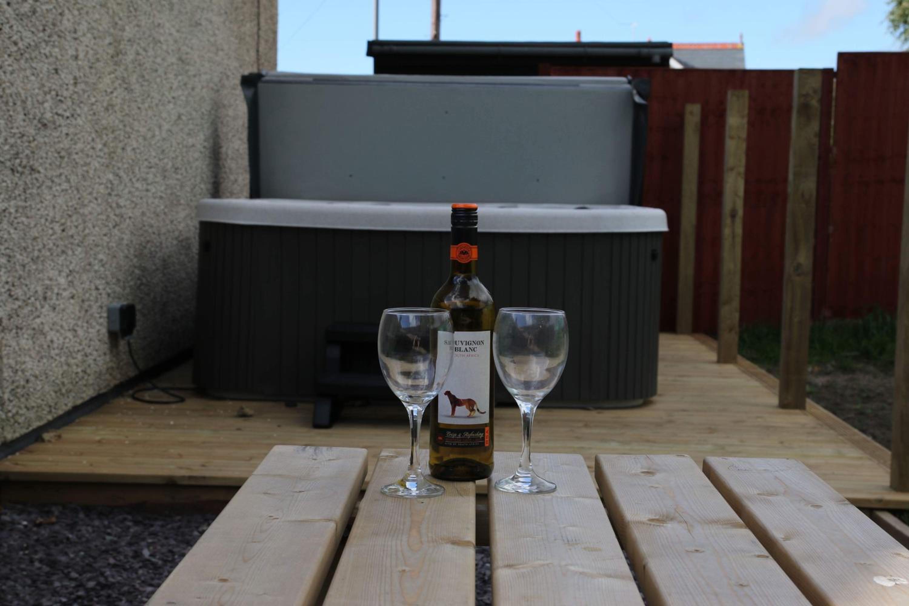 Hotel Swyn y Mor beach close Pet friendly hot tub - Image 1