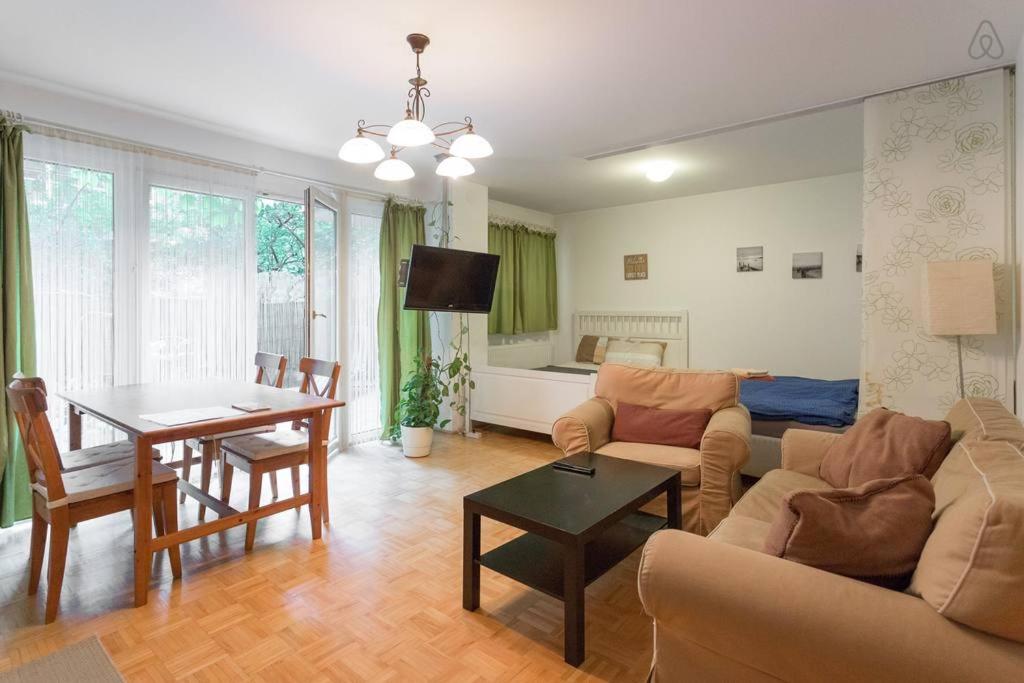 Relaxing Terrace Apartment in Lively Area