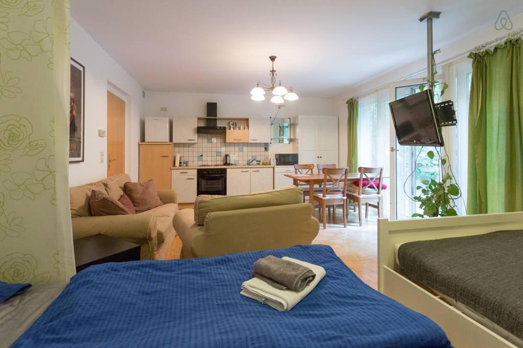 Relaxing Terrace Apartment in Lively Area