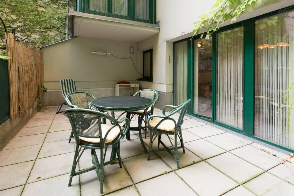 Relaxing Terrace Apartment in Lively Area