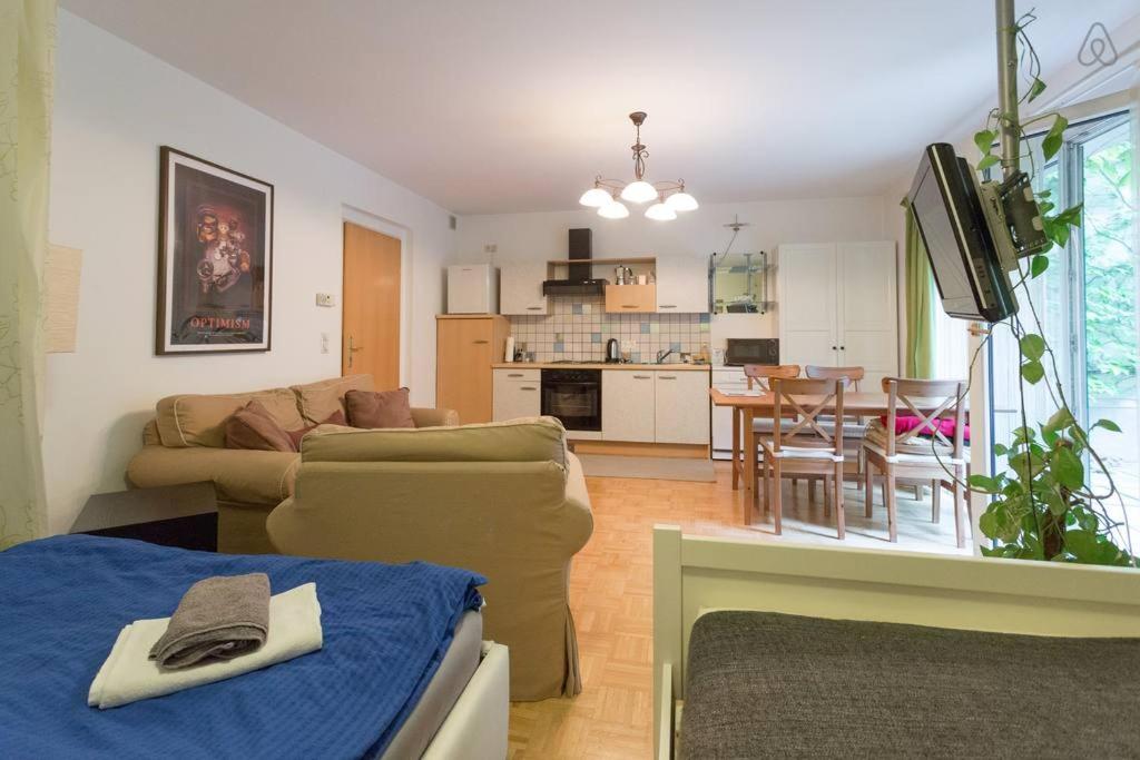 Relaxing Terrace Apartment in Lively Area