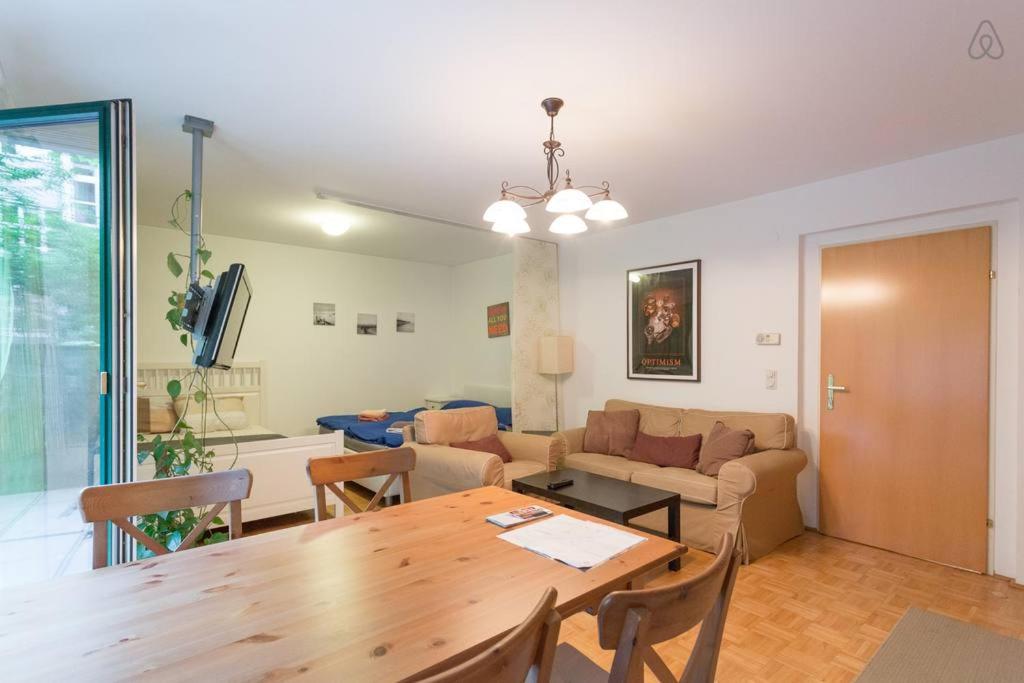Relaxing Terrace Apartment in Lively Area