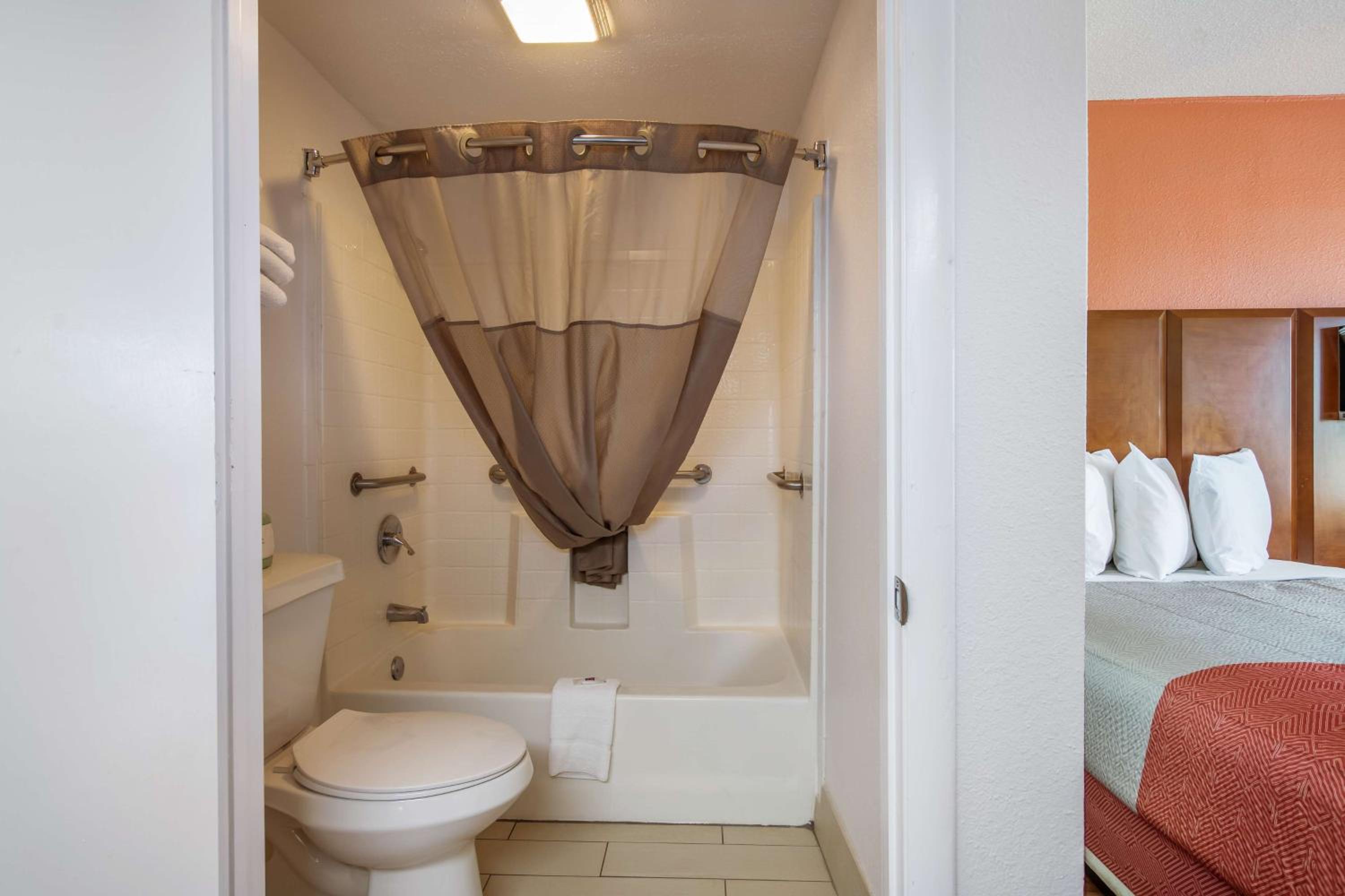 Motel 6-Van Buren, AR I- 40 - Property Image 1