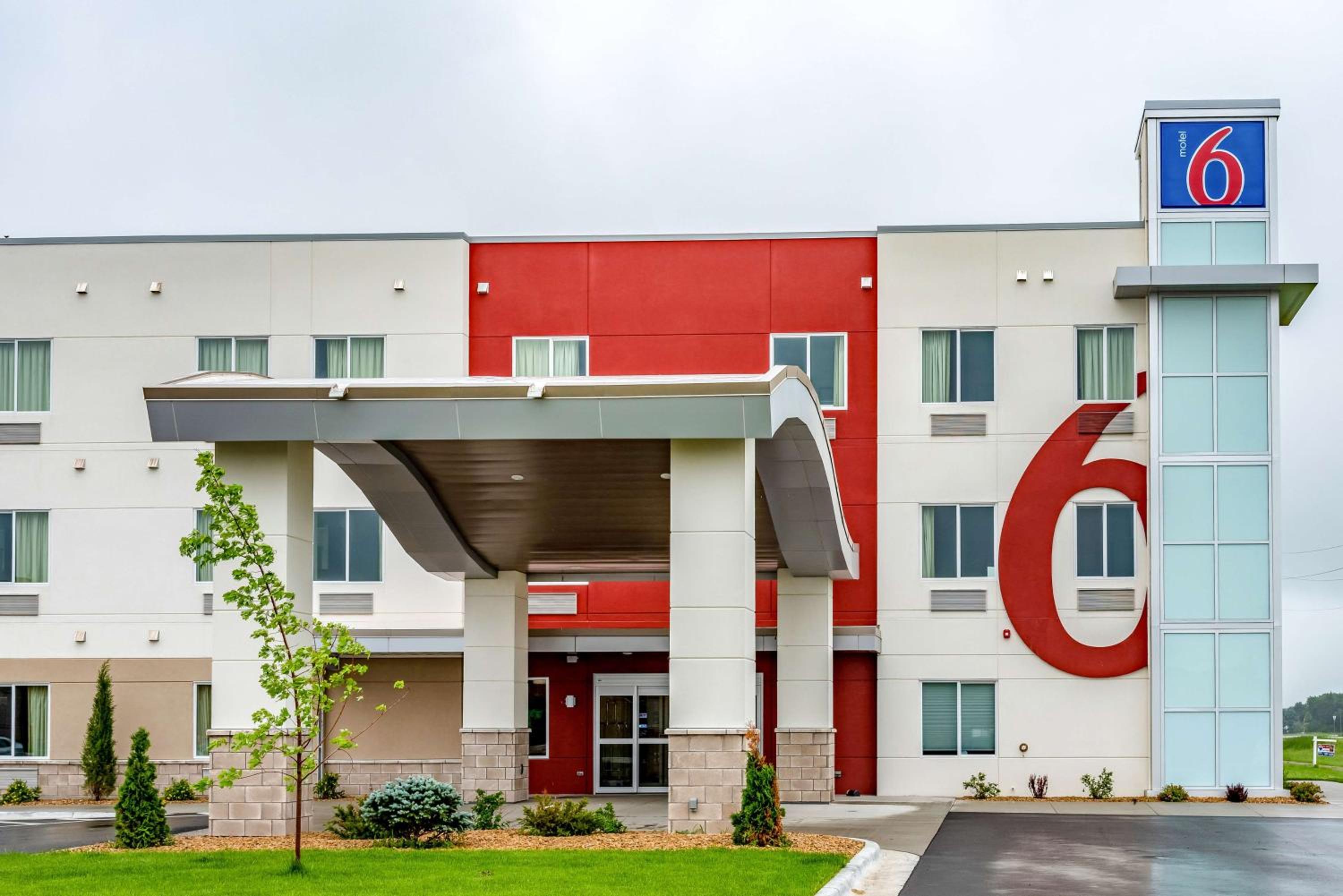 Mankato Vacations - Motel 6-Mankato, MN - Property Image 1