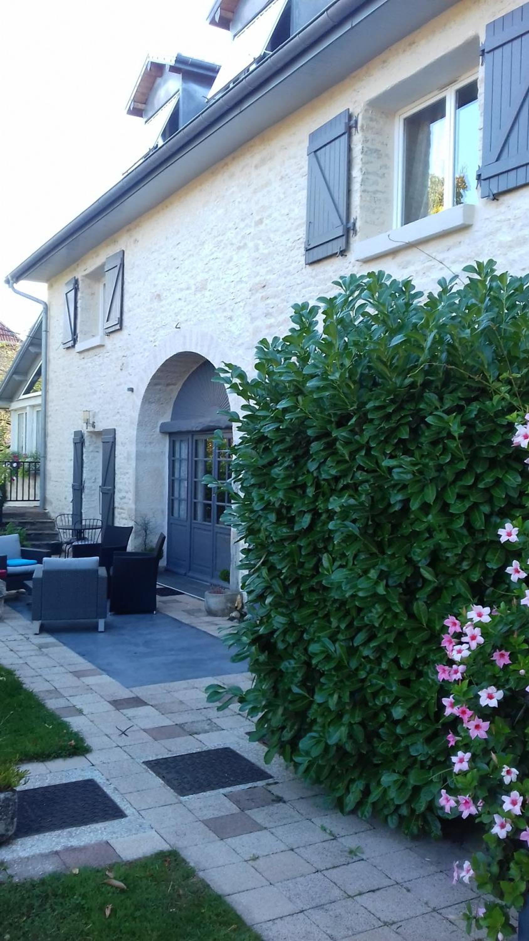 Les Petunias view 2