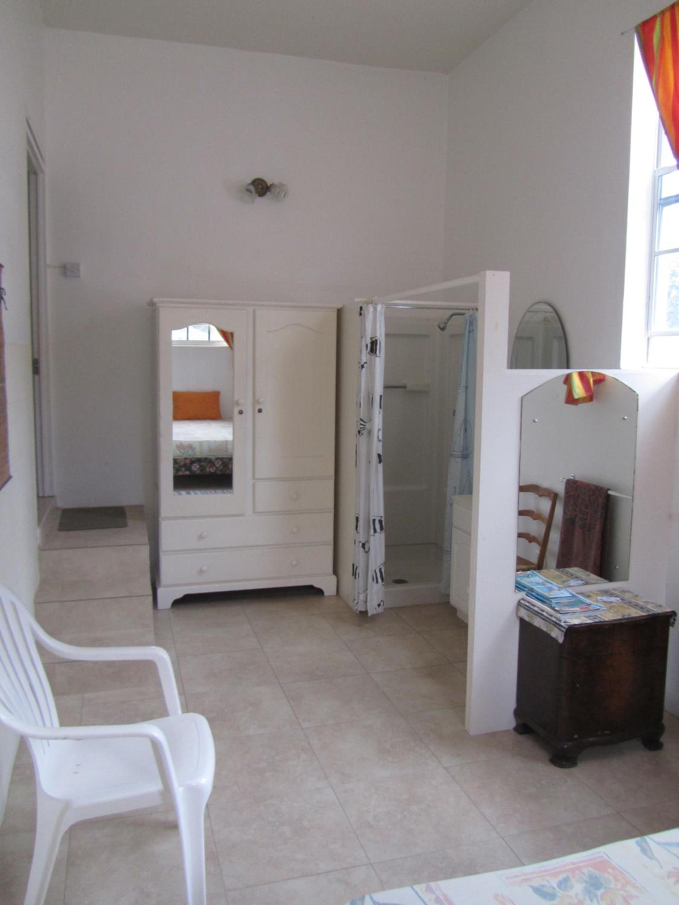 Dolphin Inn Guesthouse & Apartments