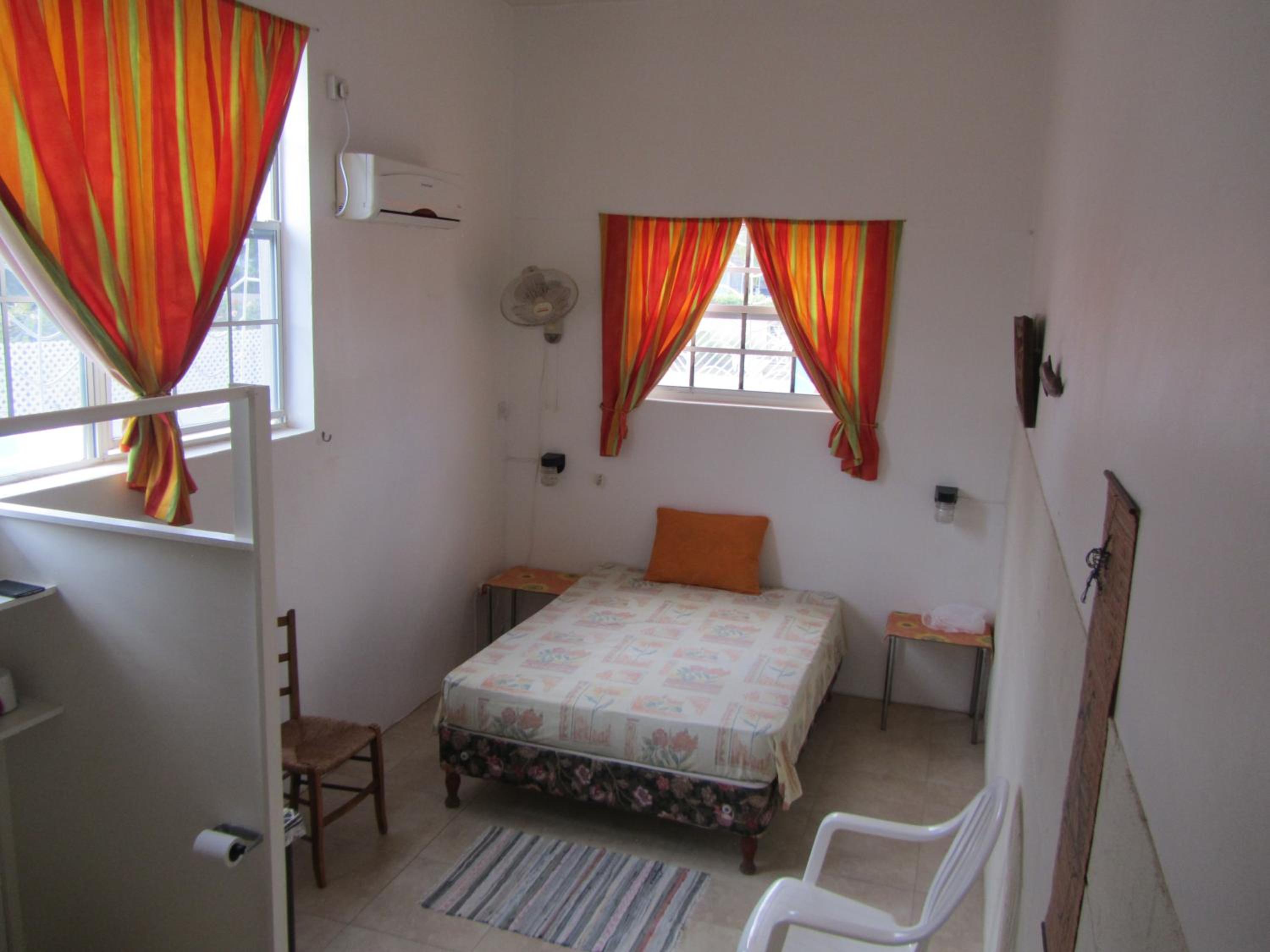 Dolphin Inn Guesthouse & Apartments