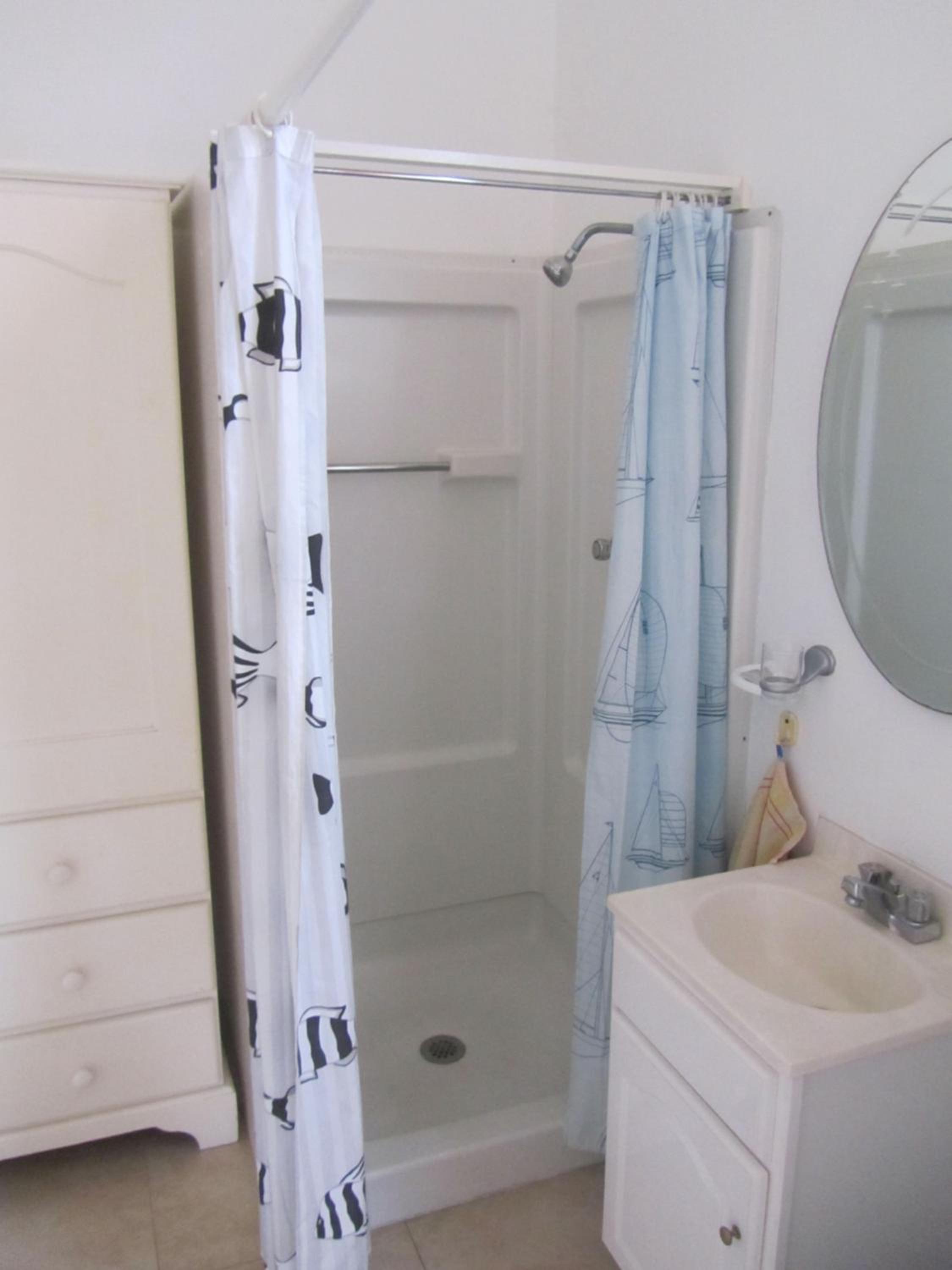 Dolphin Inn Guesthouse & Apartments