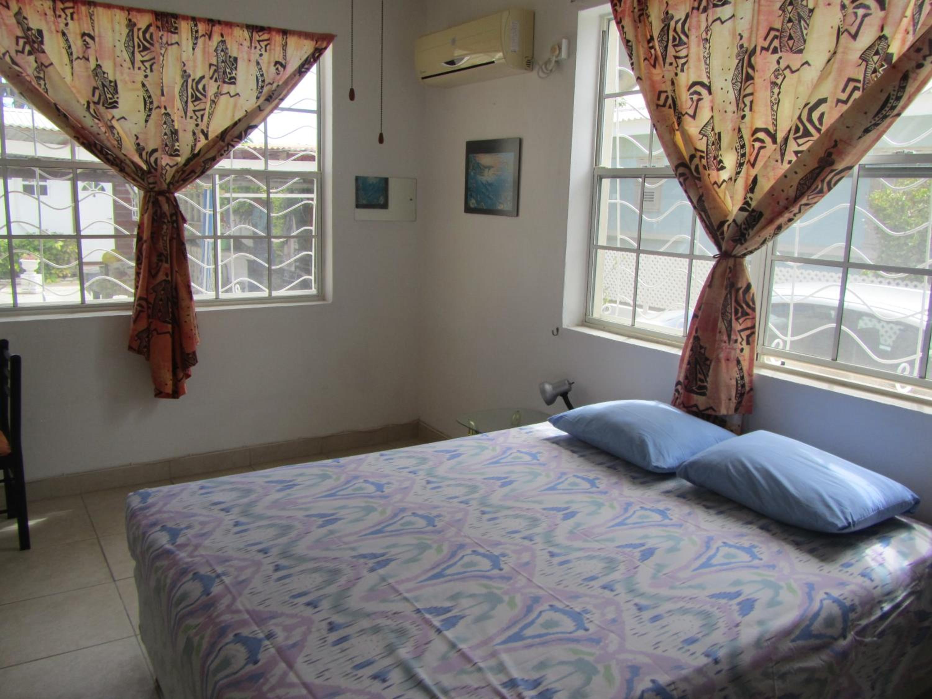 Dolphin Inn Guesthouse & Apartments