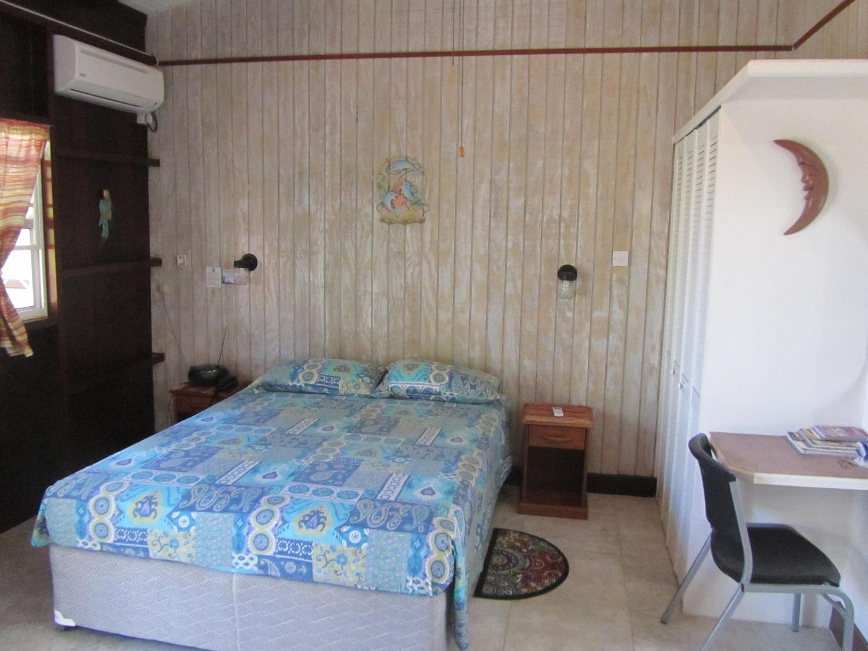 Dolphin Inn Guesthouse & Apartments