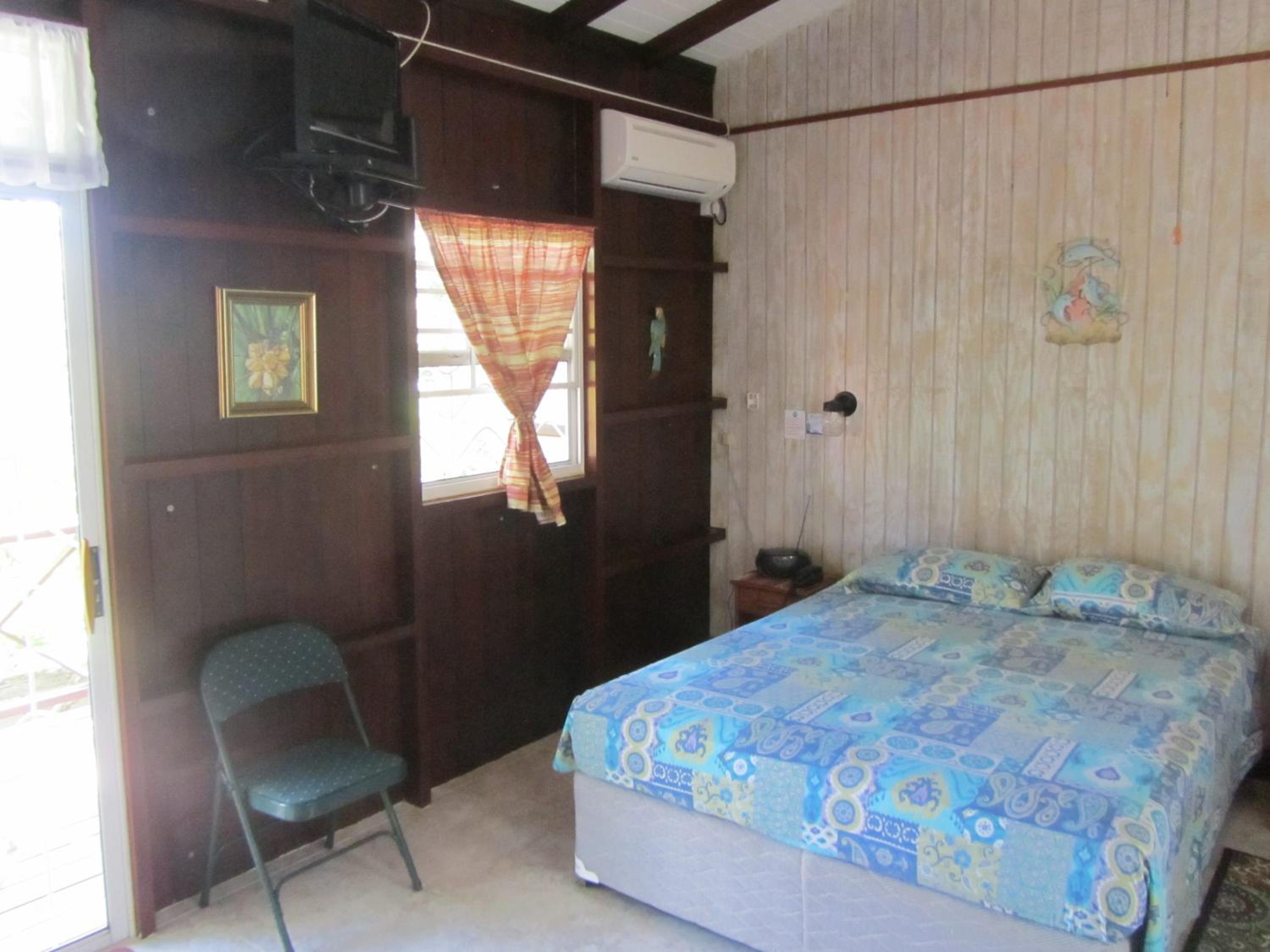 Dolphin Inn Guesthouse & Apartments