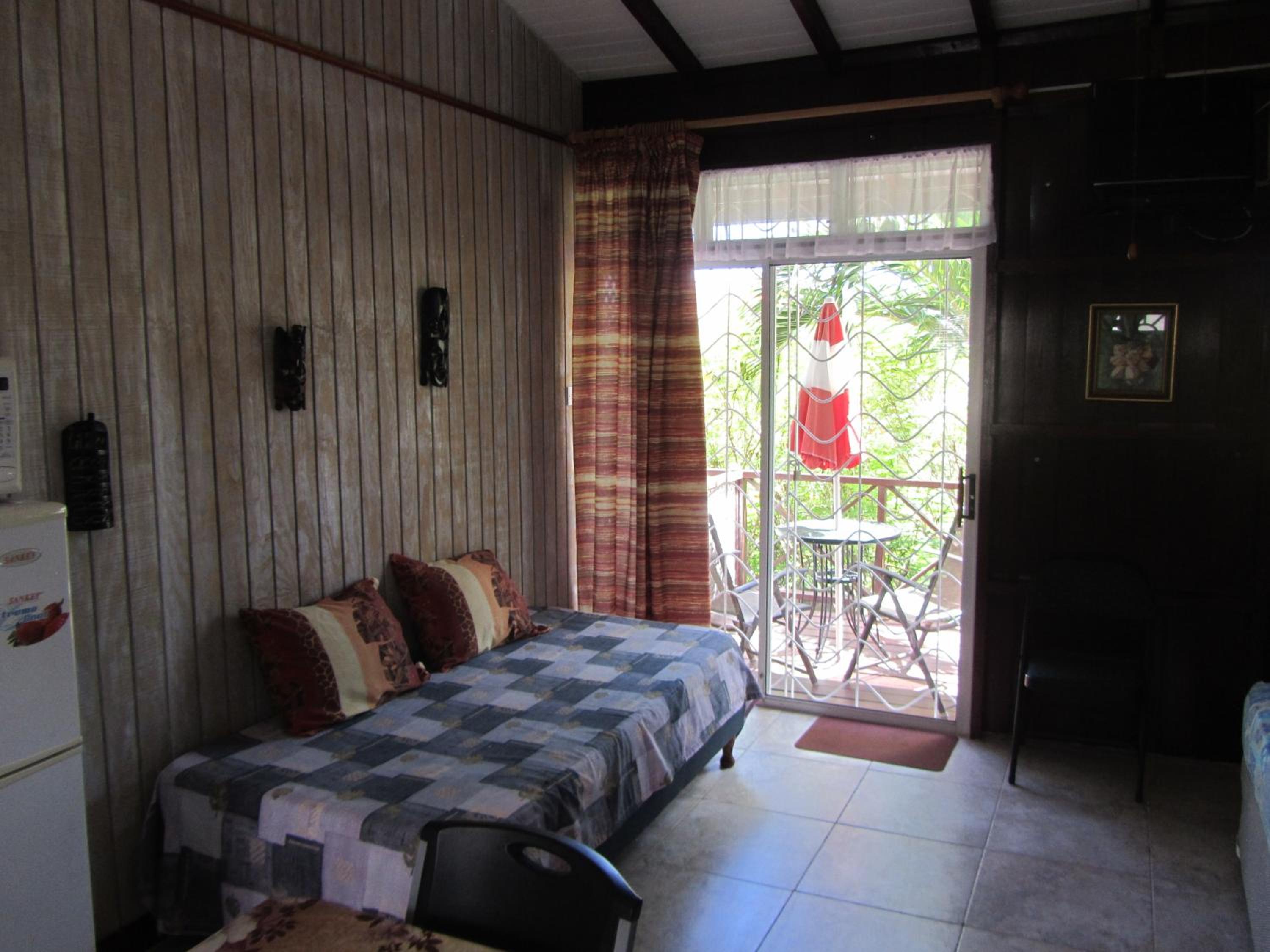 Dolphin Inn Guesthouse & Apartments