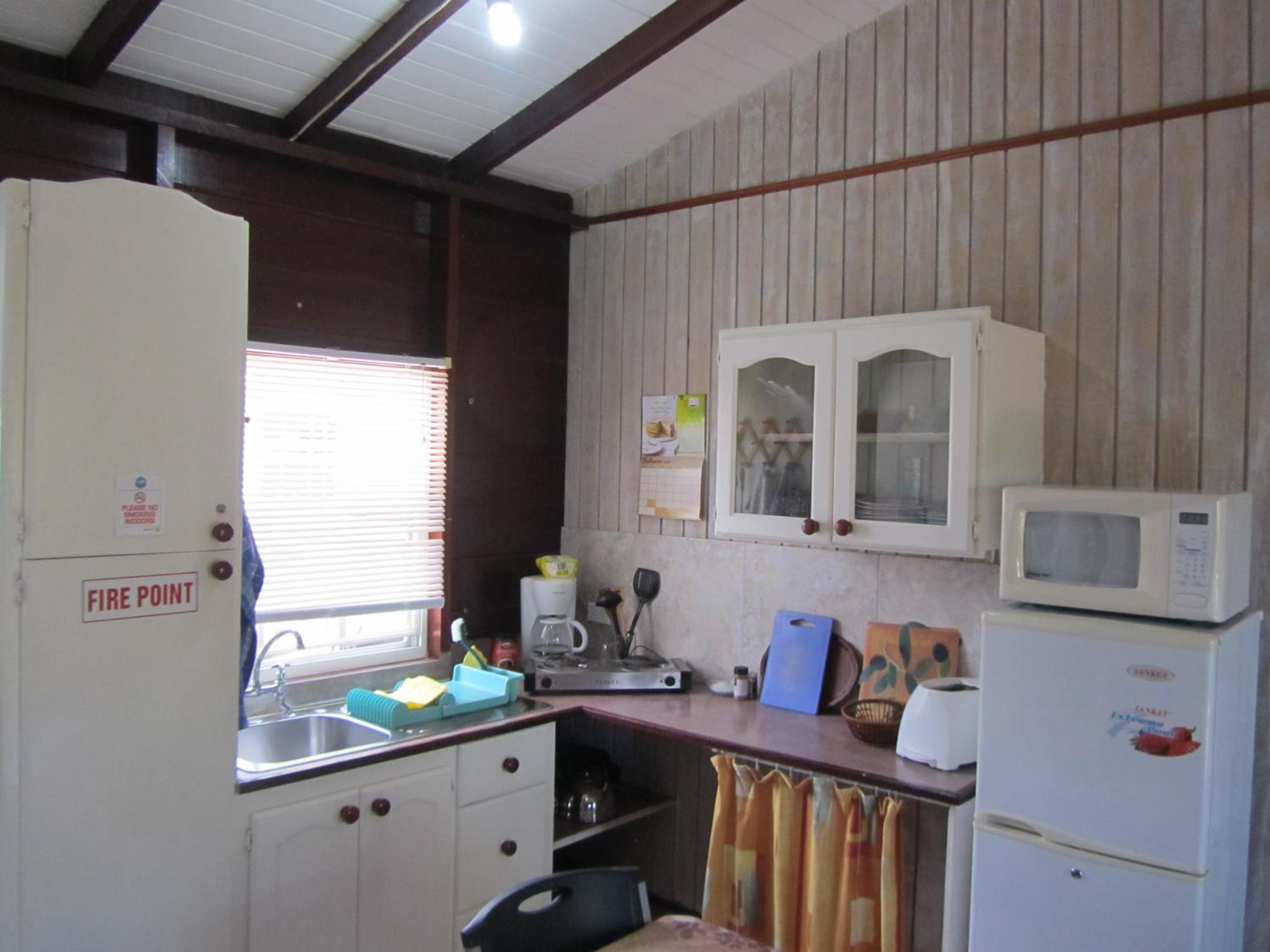 Dolphin Inn Guesthouse & Apartments