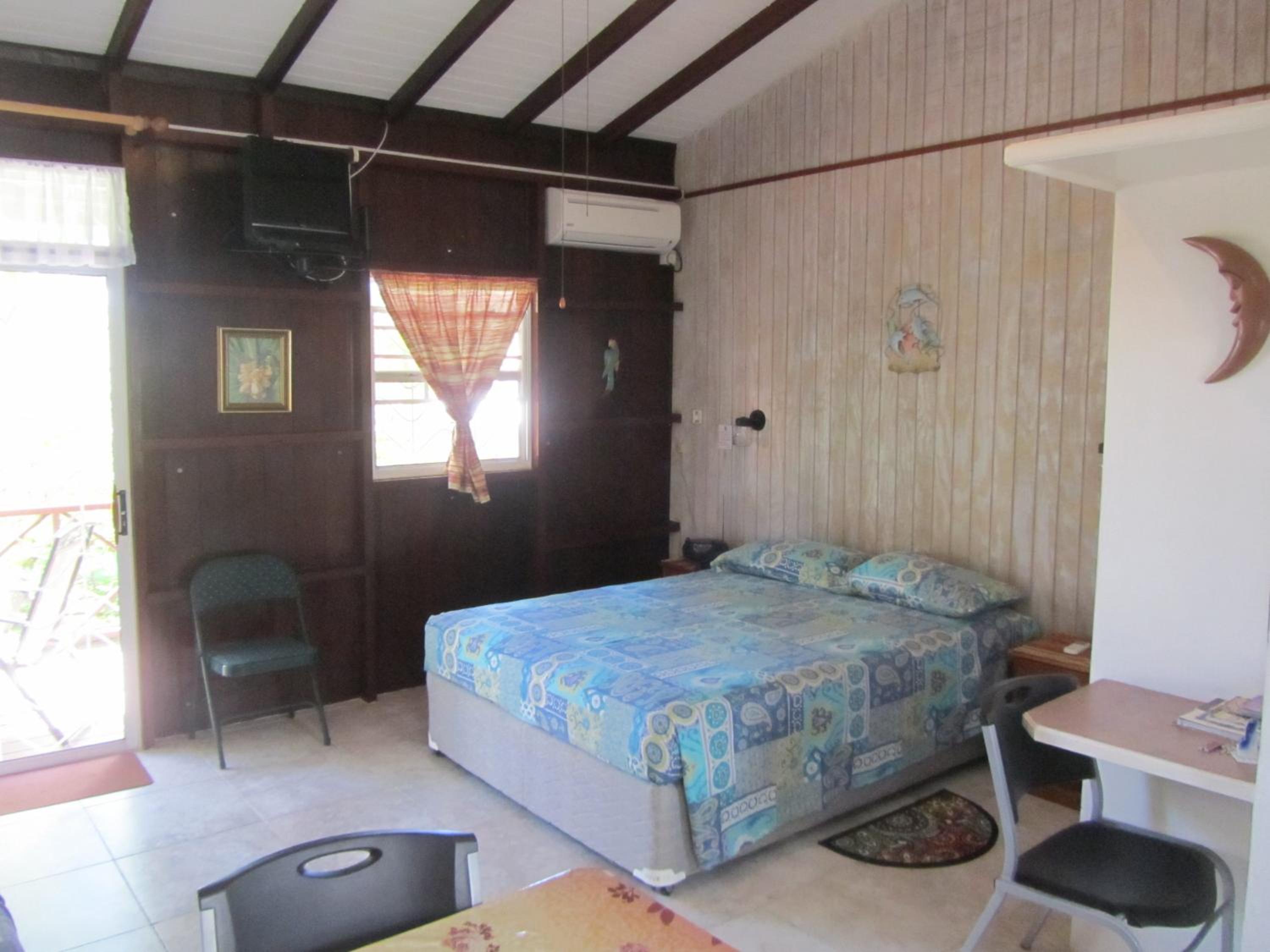 Dolphin Inn Guesthouse & Apartments