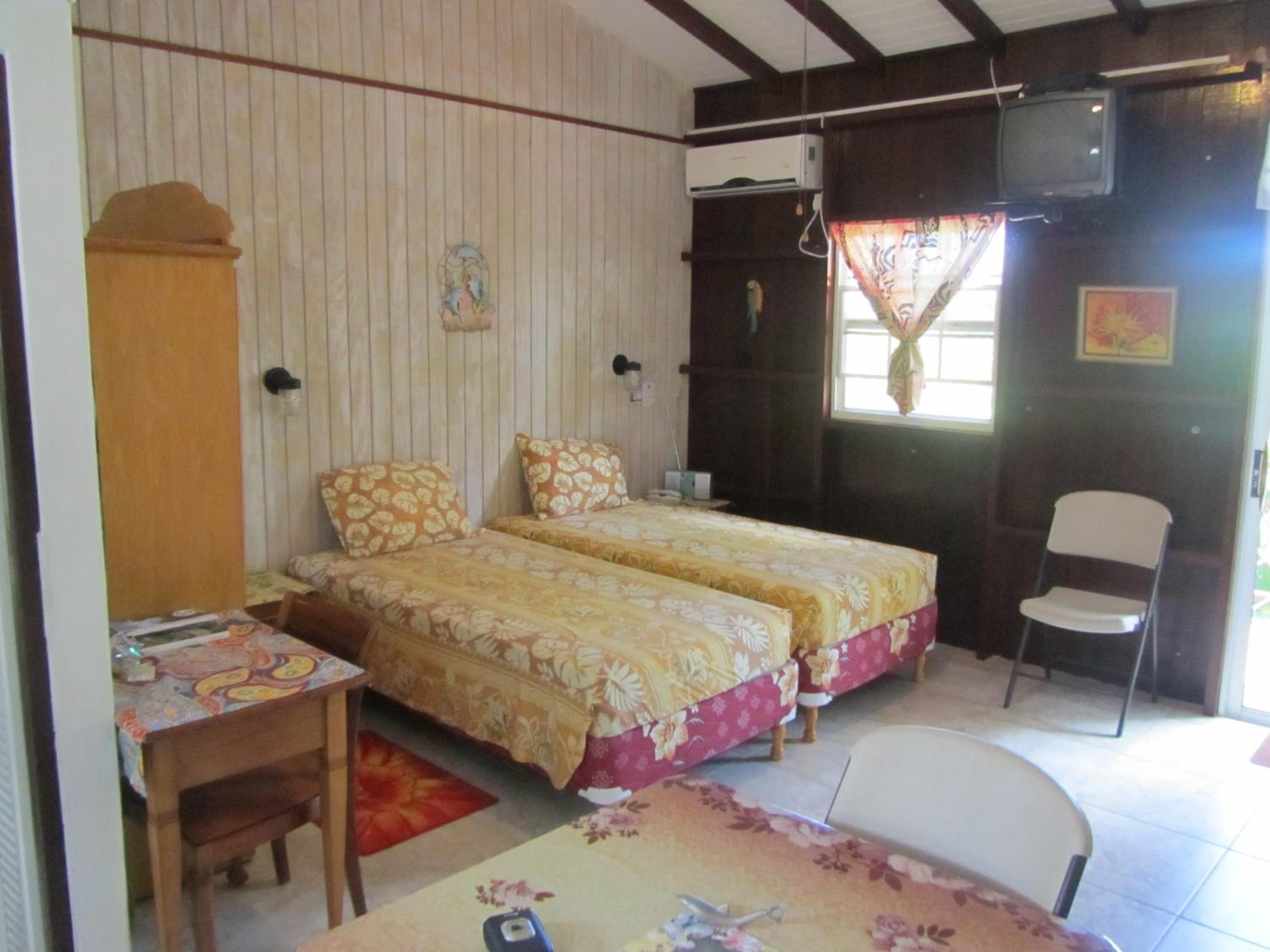 Dolphin Inn Guesthouse & Apartments