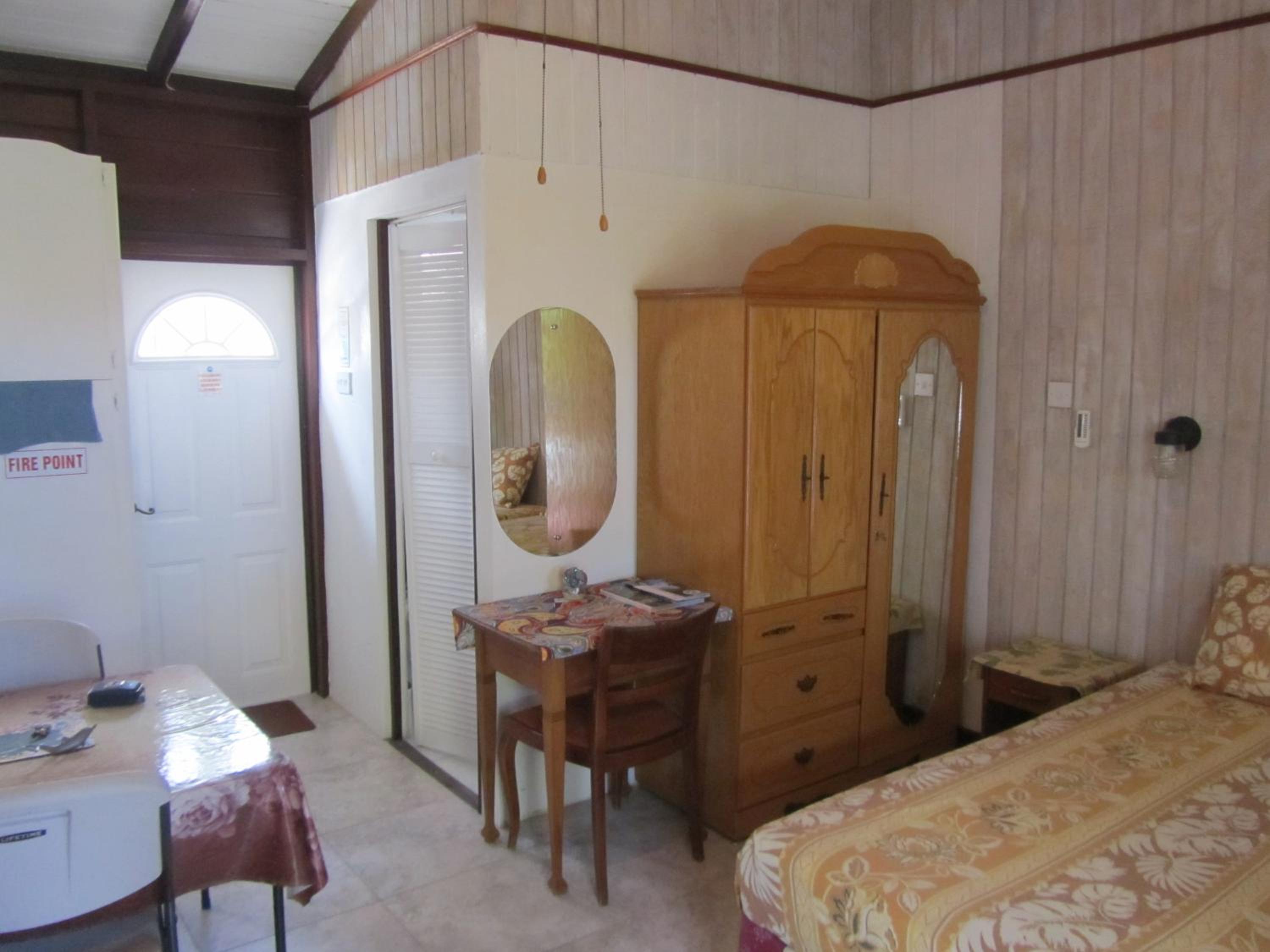 Dolphin Inn Guesthouse & Apartments
