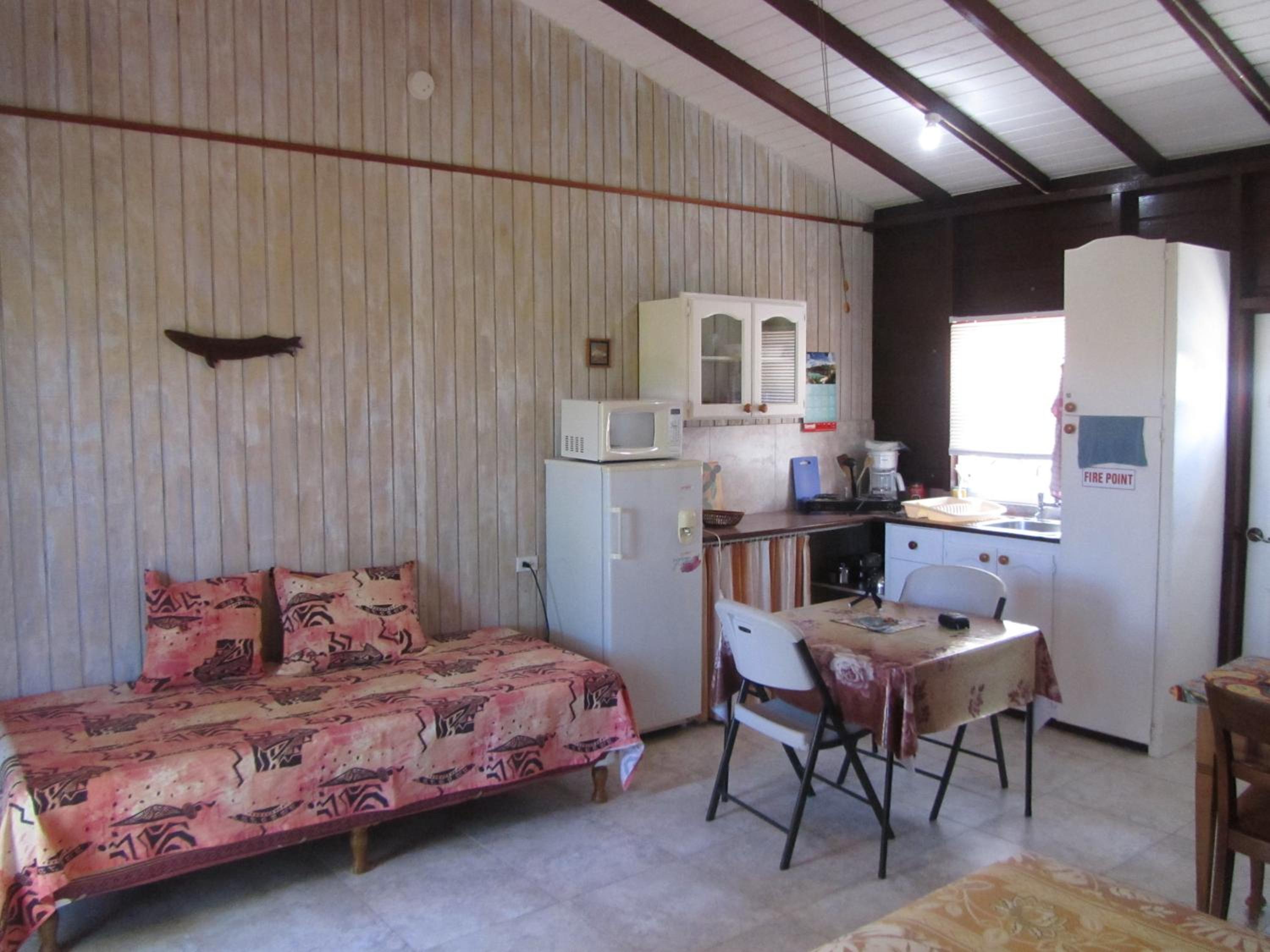 Dolphin Inn Guesthouse & Apartments