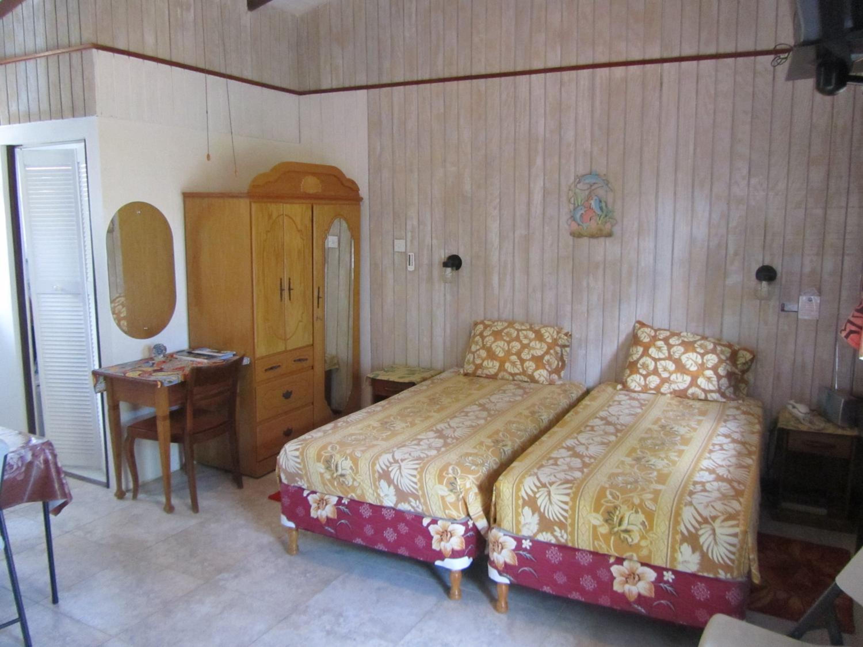Dolphin Inn Guesthouse & Apartments