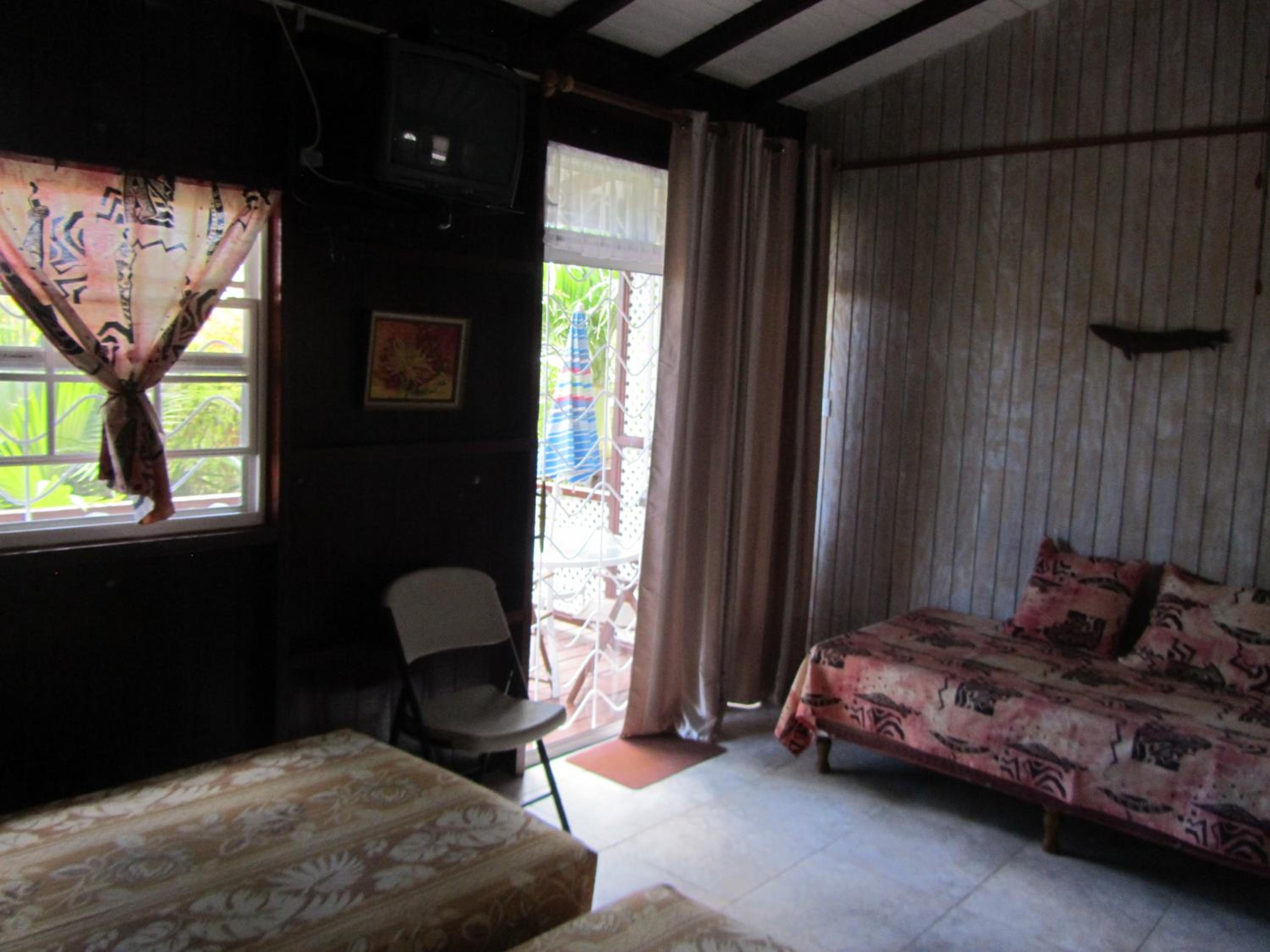 Dolphin Inn Guesthouse & Apartments