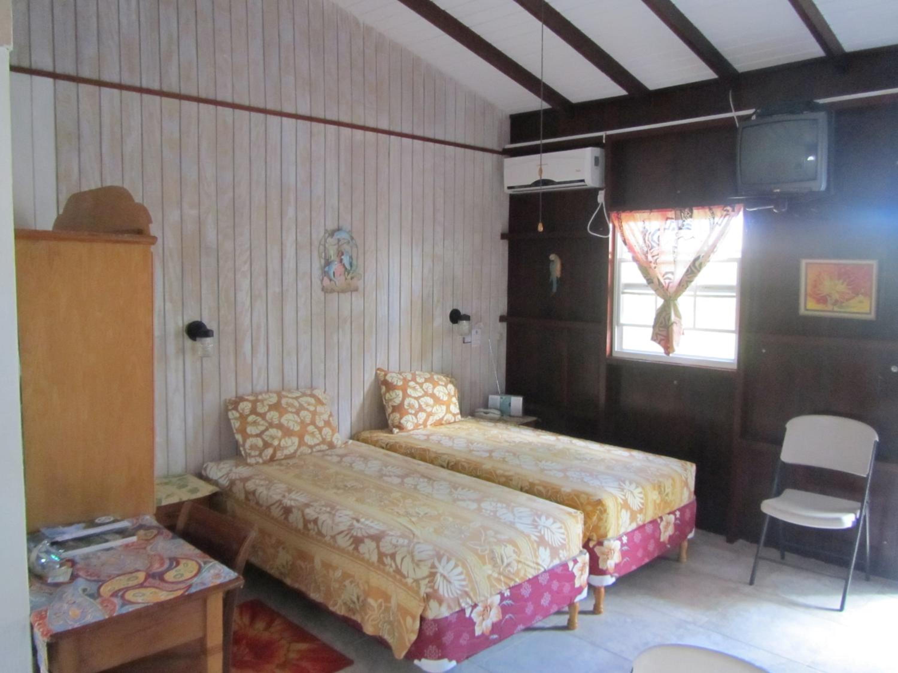 Dolphin Inn Guesthouse & Apartments