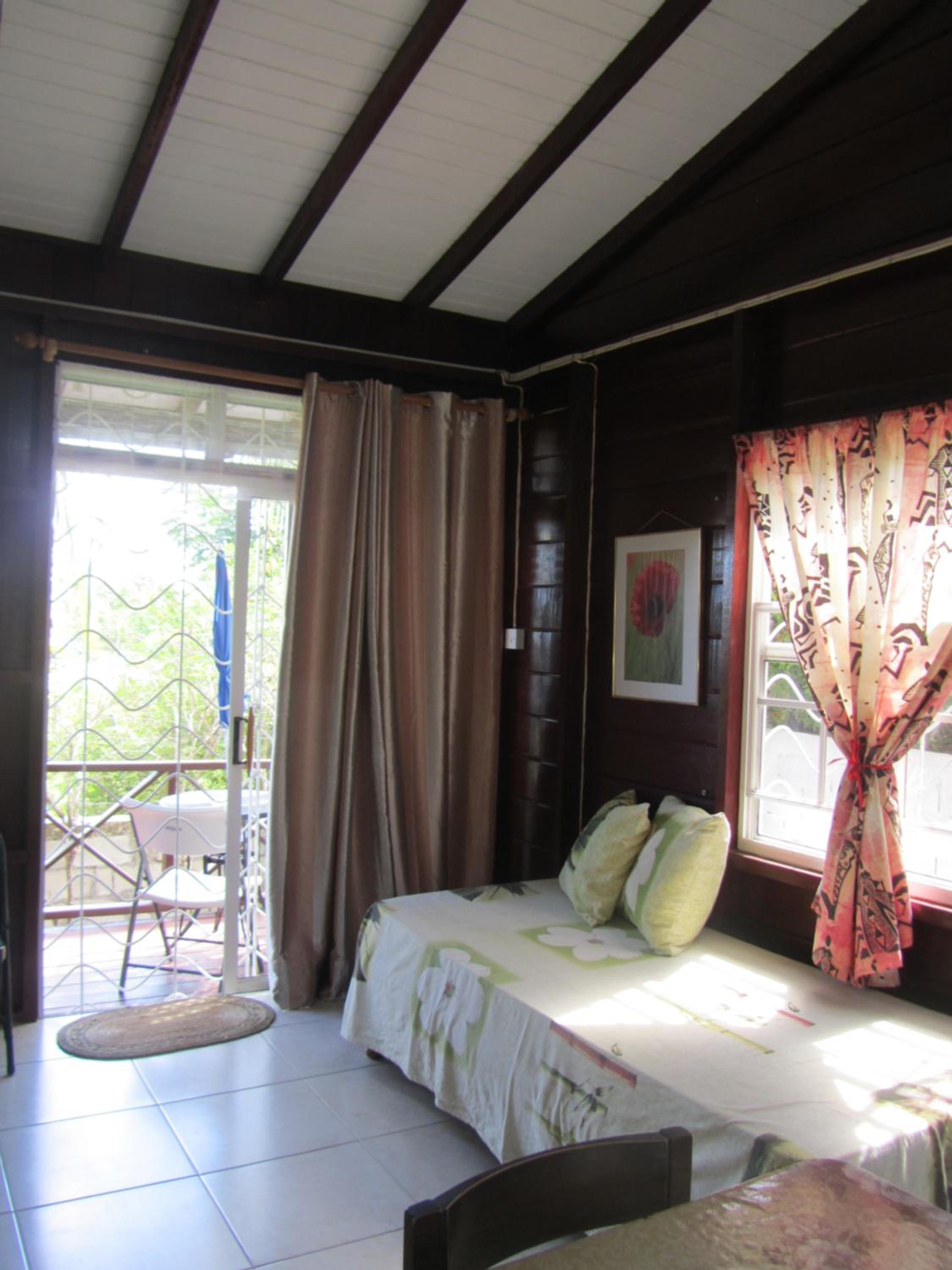 Dolphin Inn Guesthouse & Apartments