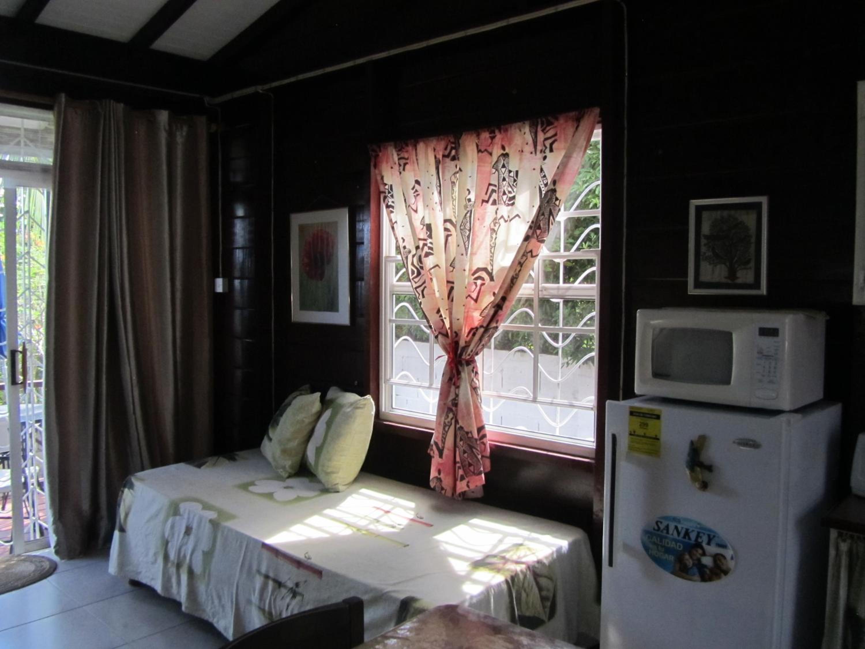 Dolphin Inn Guesthouse & Apartments