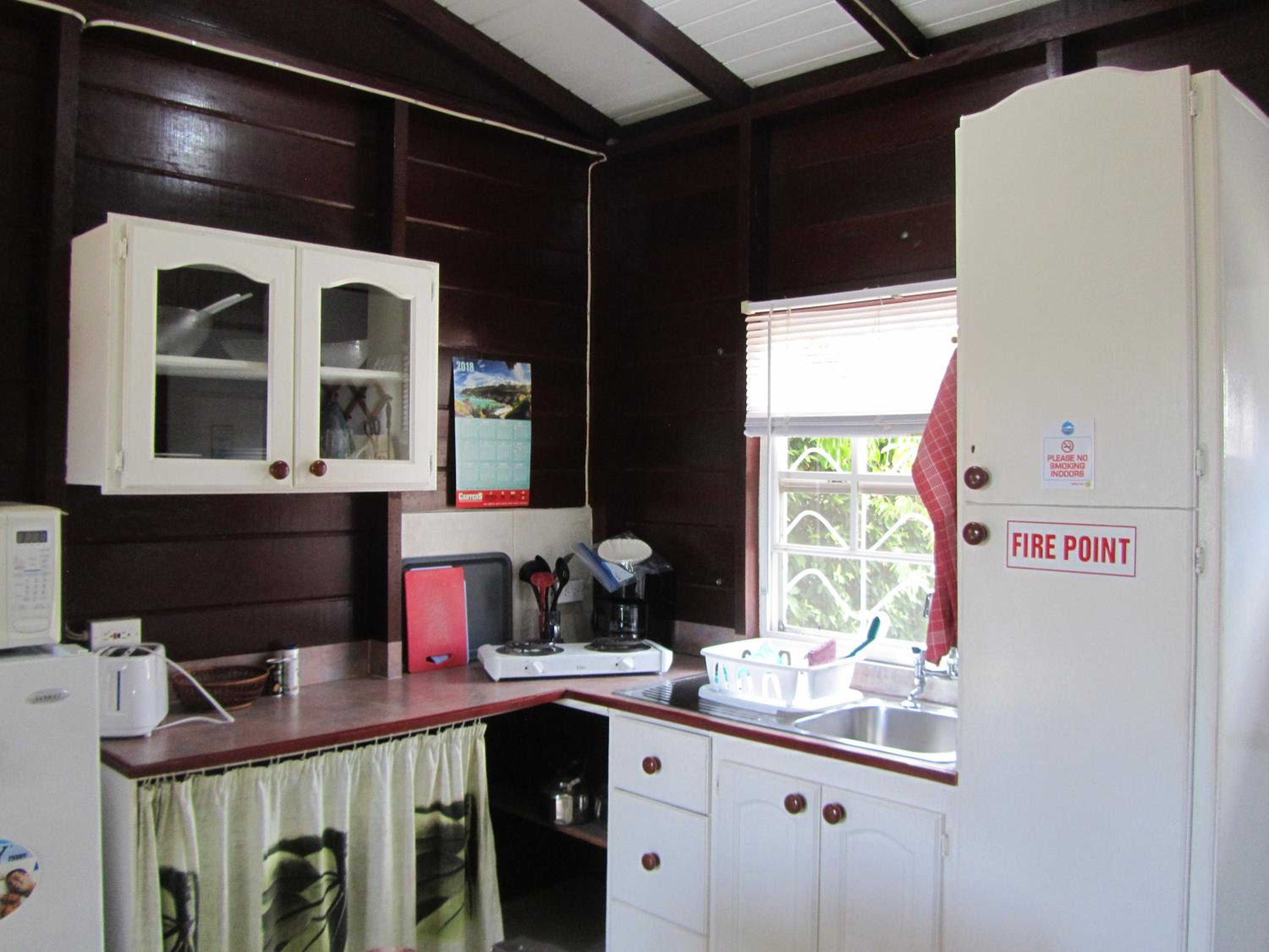 Dolphin Inn Guesthouse & Apartments