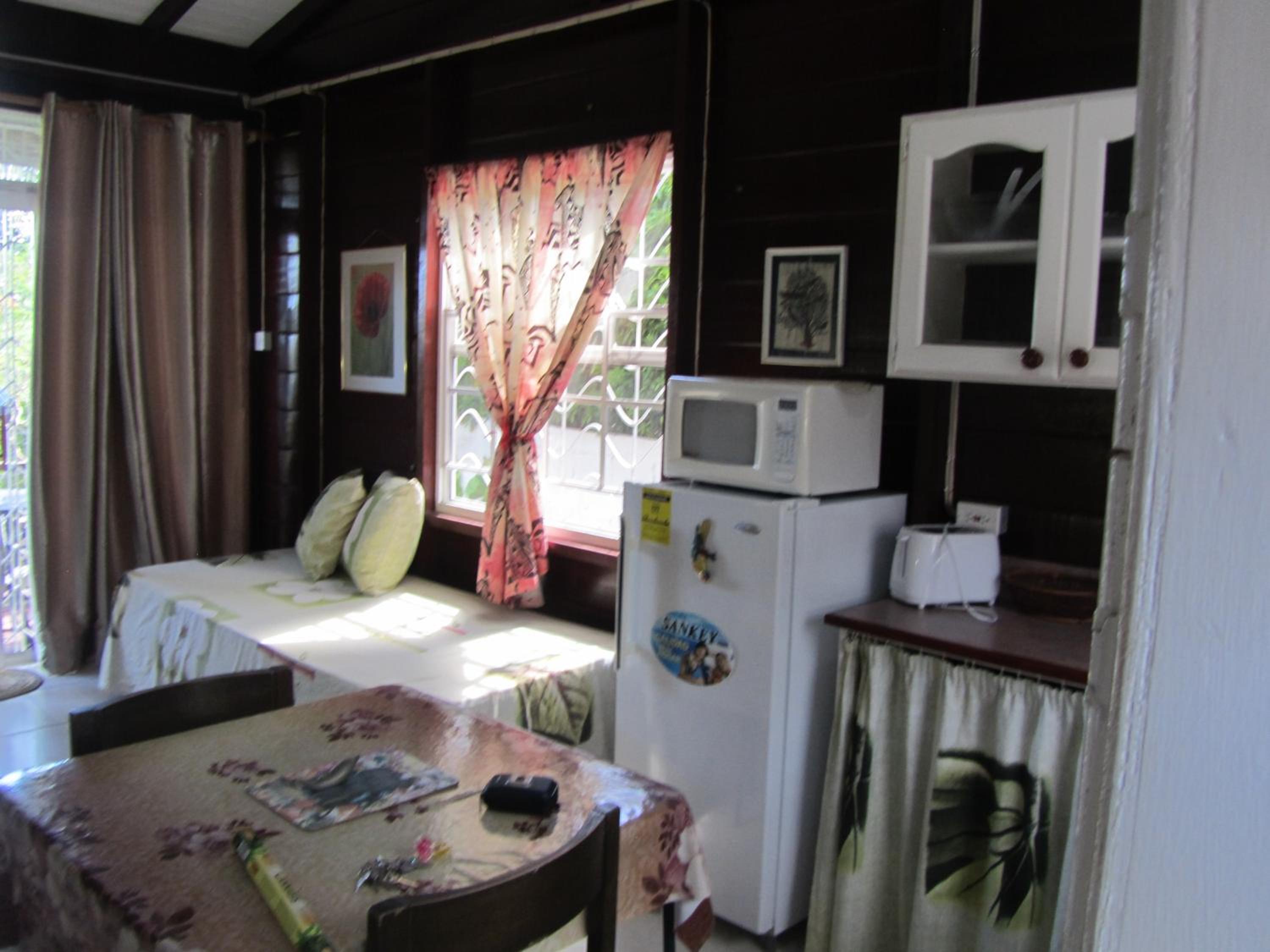 Dolphin Inn Guesthouse & Apartments