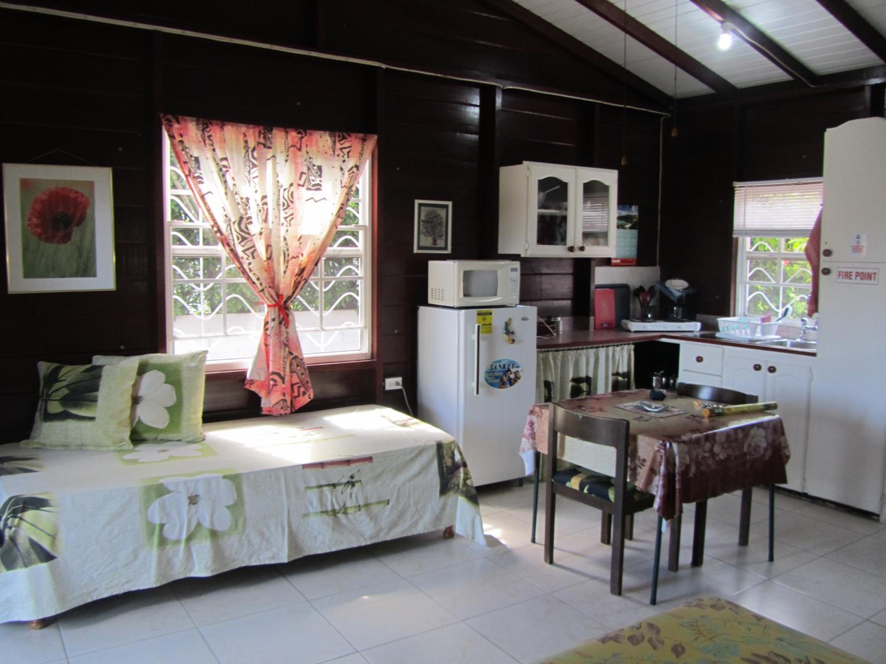 Dolphin Inn Guesthouse & Apartments