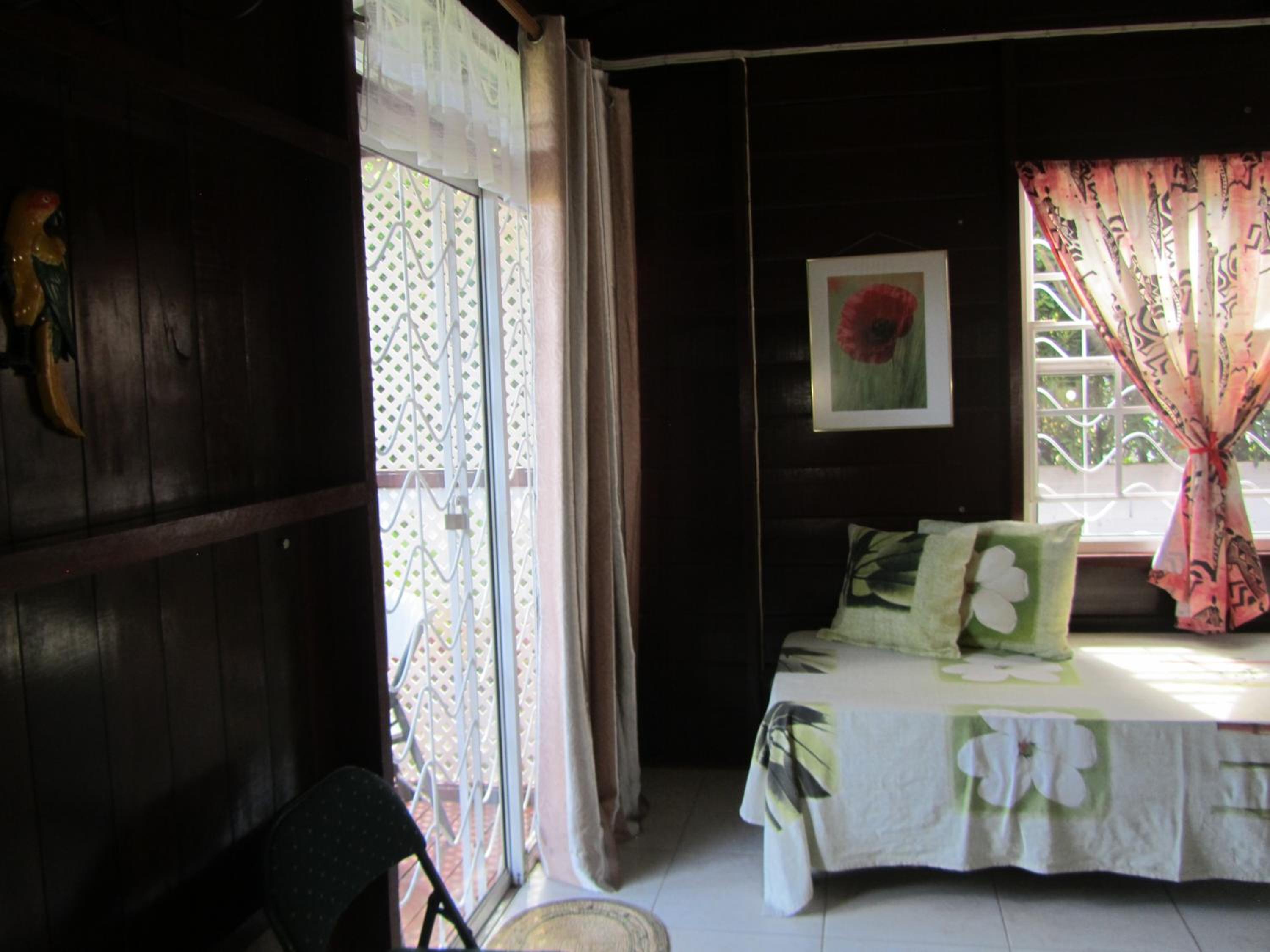 Dolphin Inn Guesthouse & Apartments