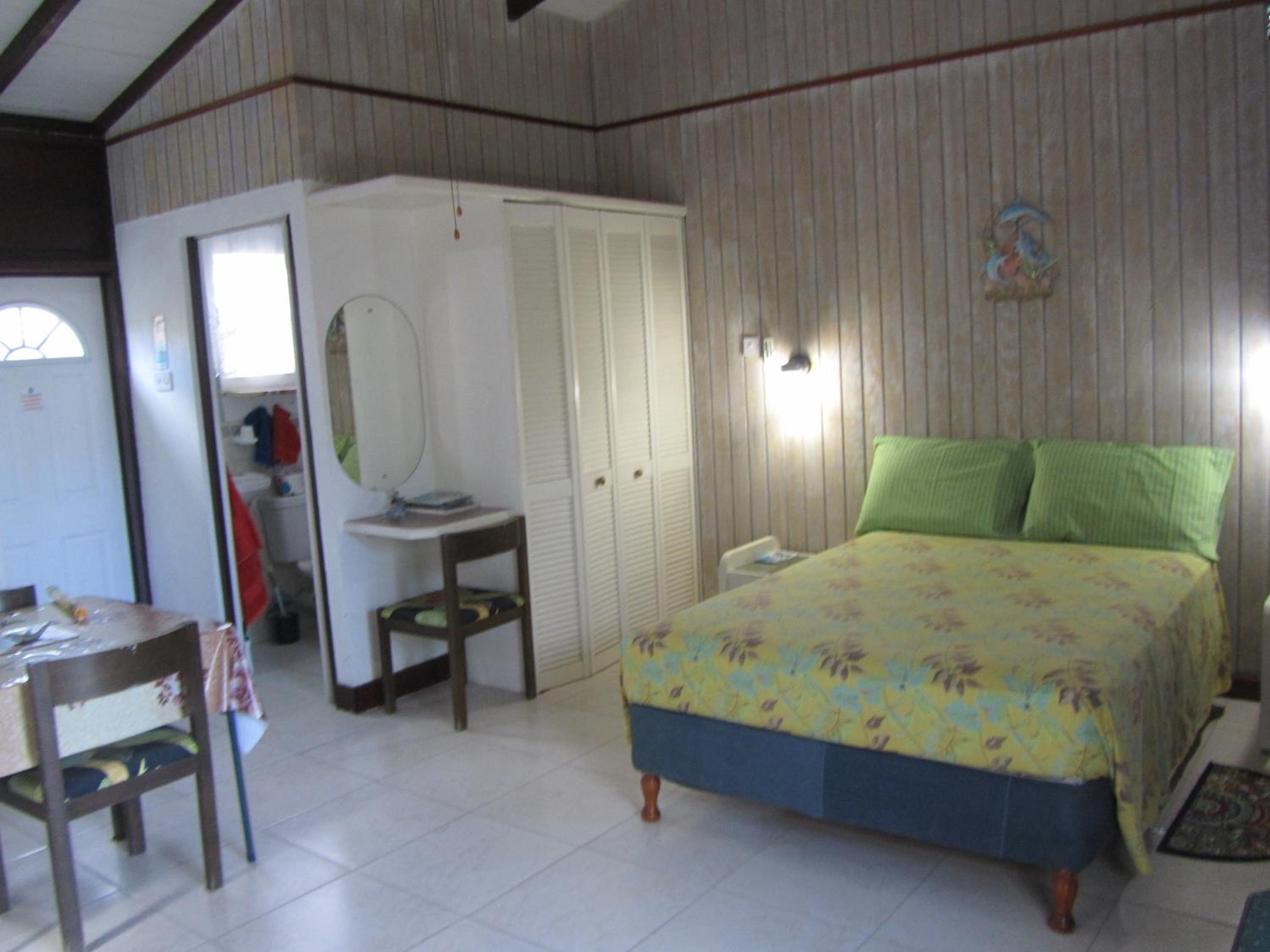 Dolphin Inn Guesthouse & Apartments