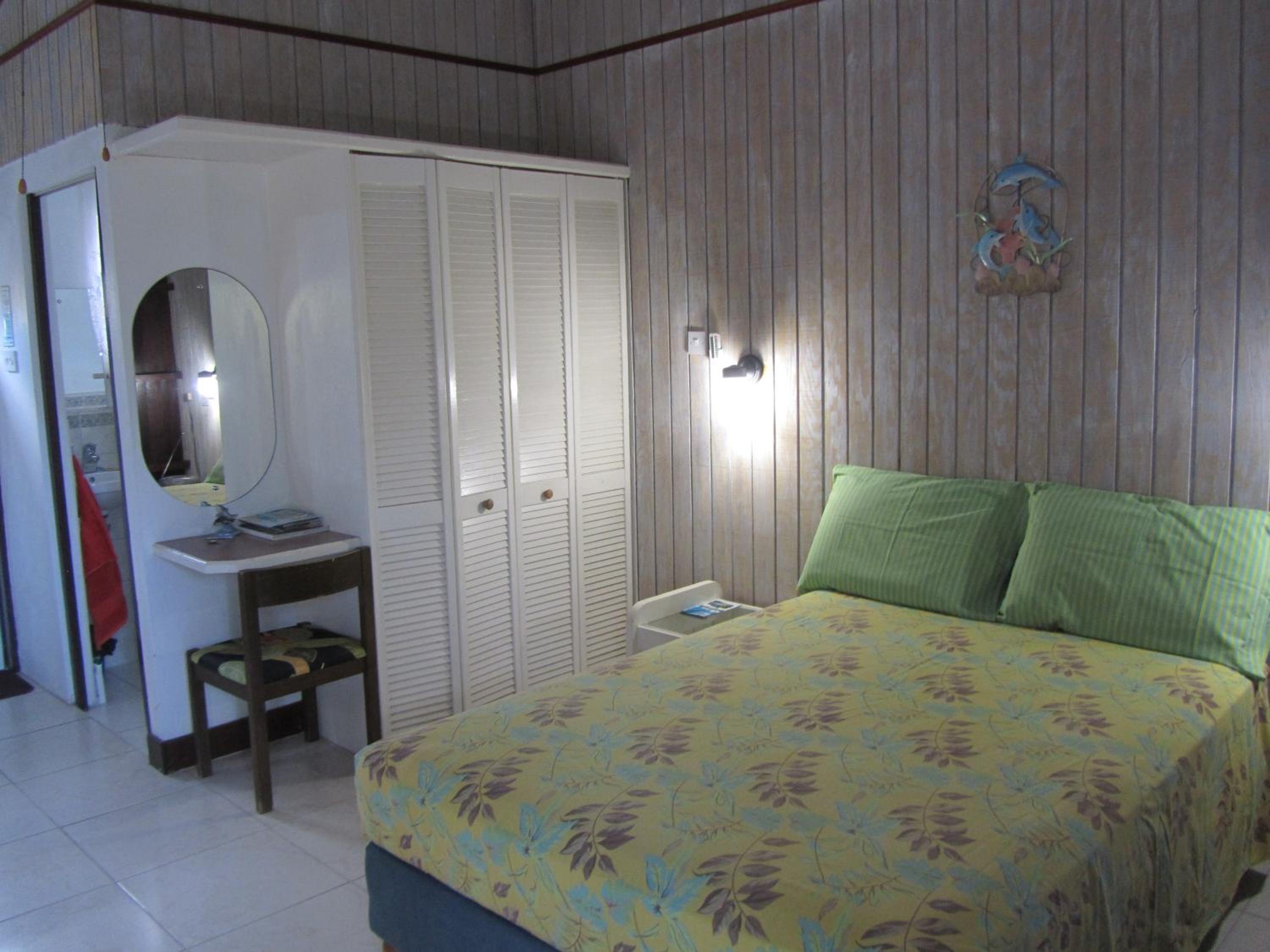 Dolphin Inn Guesthouse & Apartments