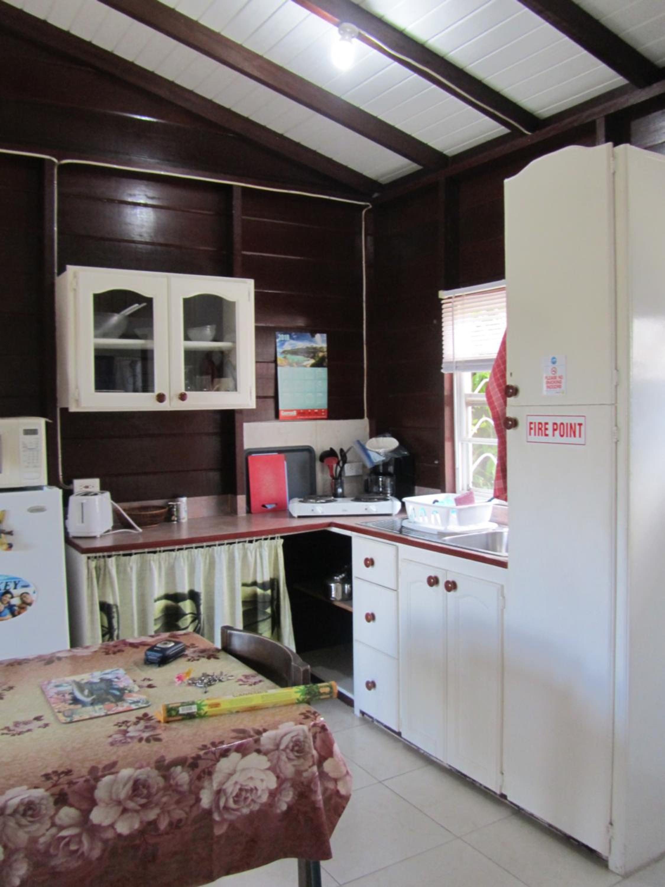 Dolphin Inn Guesthouse & Apartments
