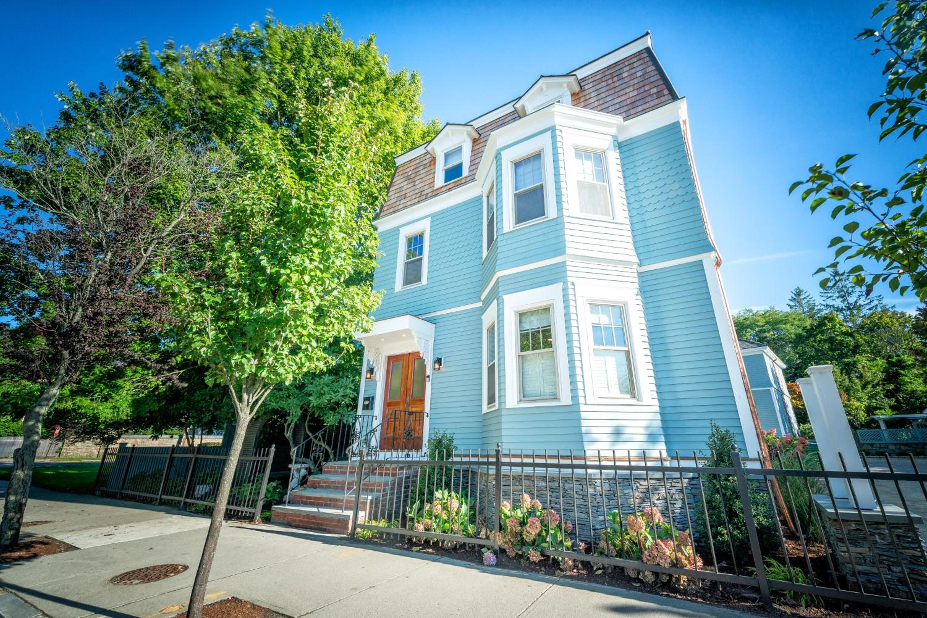 Hotel Town & Tide Inn - Image 1