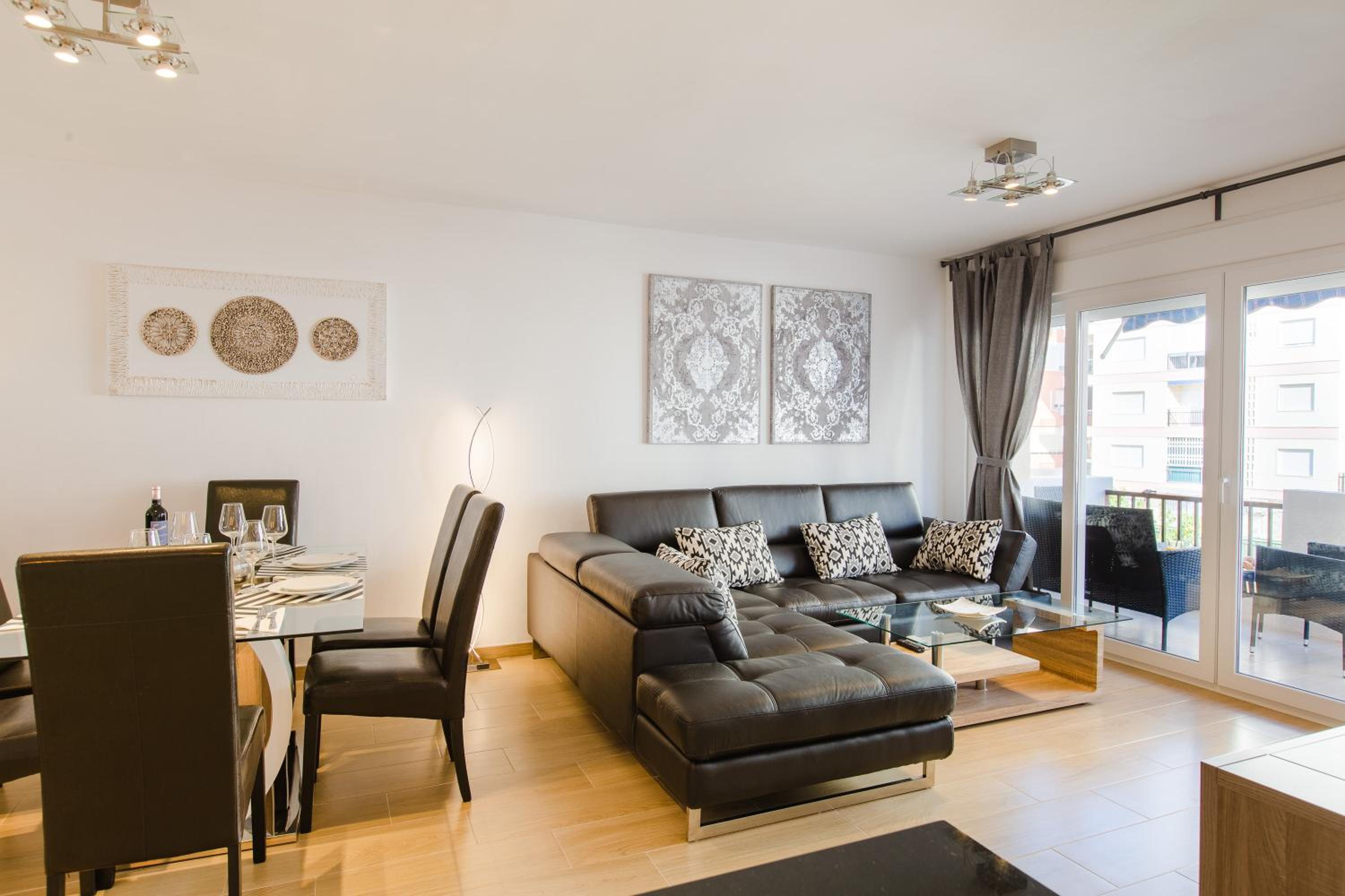 Hotel Picasso Daisy - Image 1