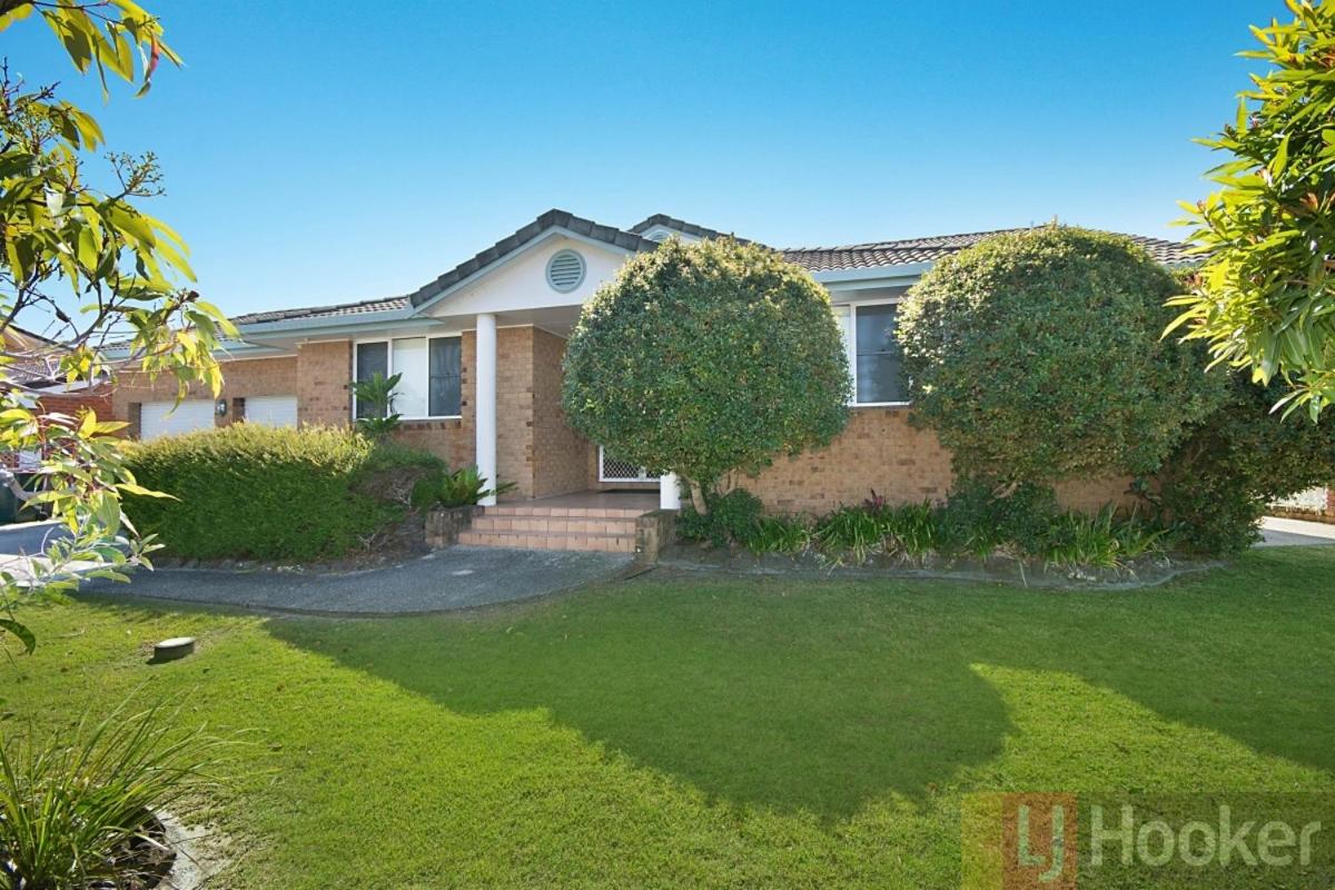Hotel 21 Melaleuca Drive -LJHooker Yamba - Image 1