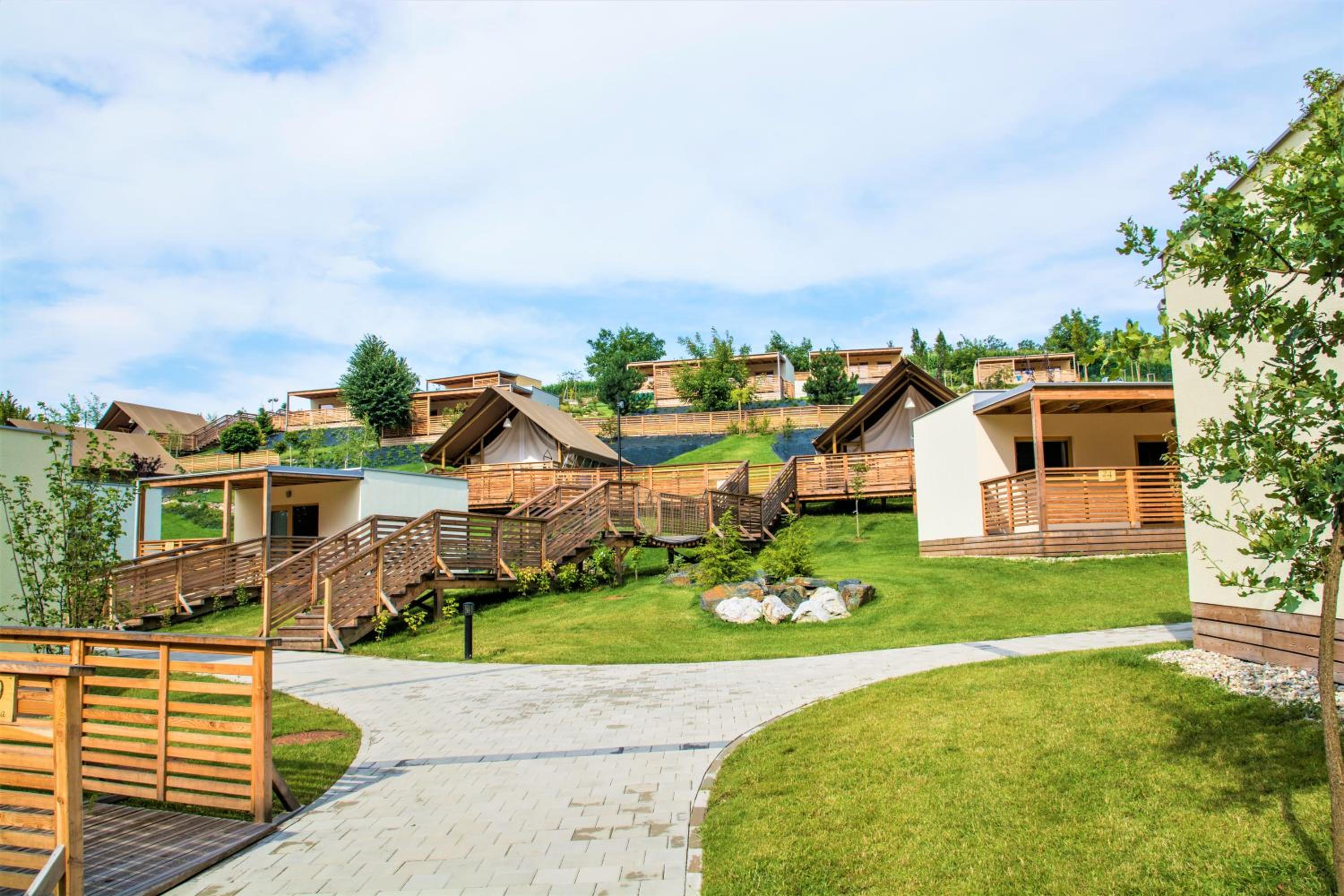 Glamping SUN VALLEY Bioterme view 2