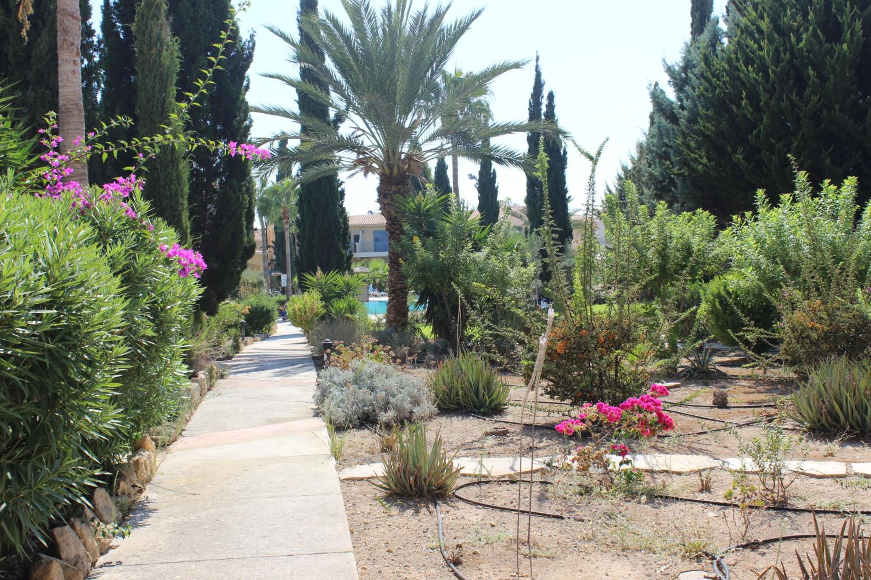 Regina Gardens 002