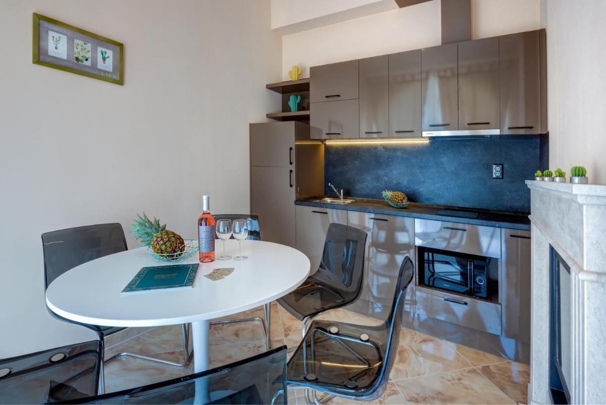 Venera & Anastasia Palace Apartments