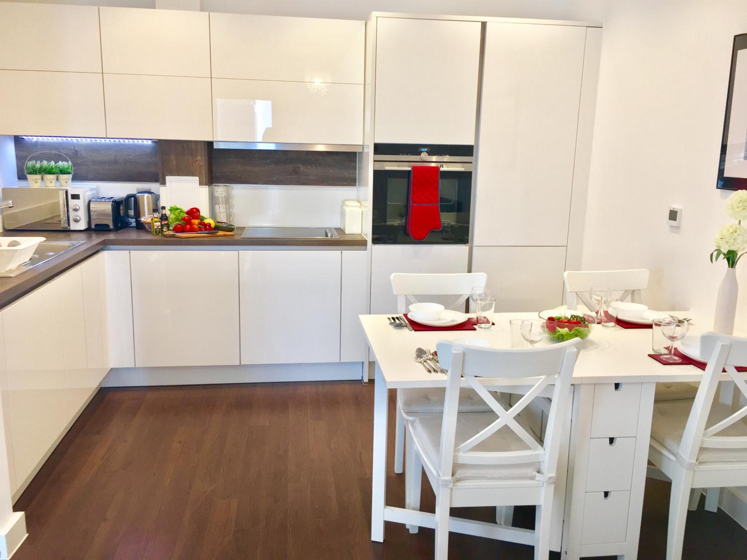2 Bedroom Apartment in Stratford Olympic Park near Westfield with Balcony Parking and Velodrome View