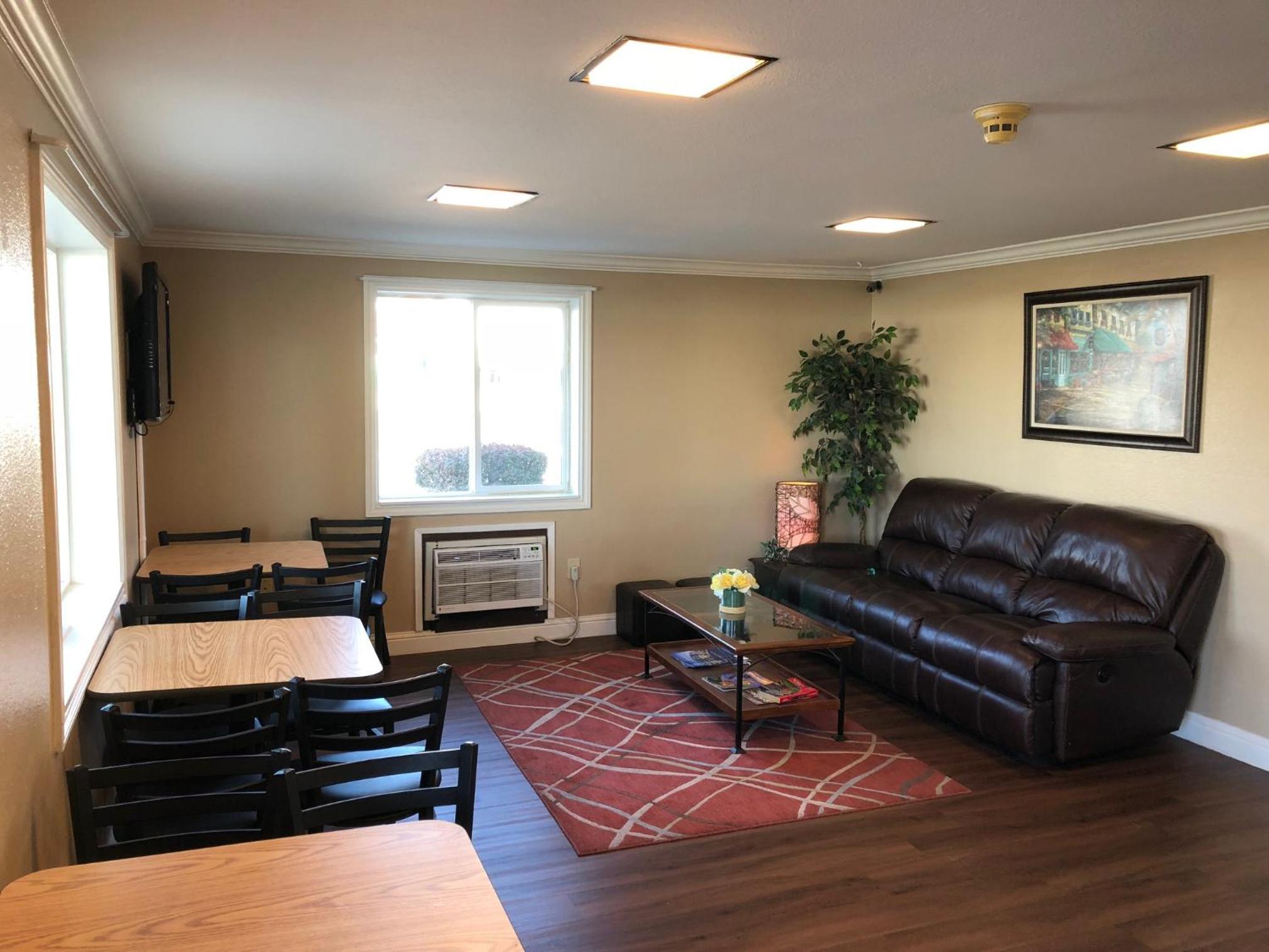 Lewiston Vacations - Super 8 by Wyndham Lewiston - Property Image 12