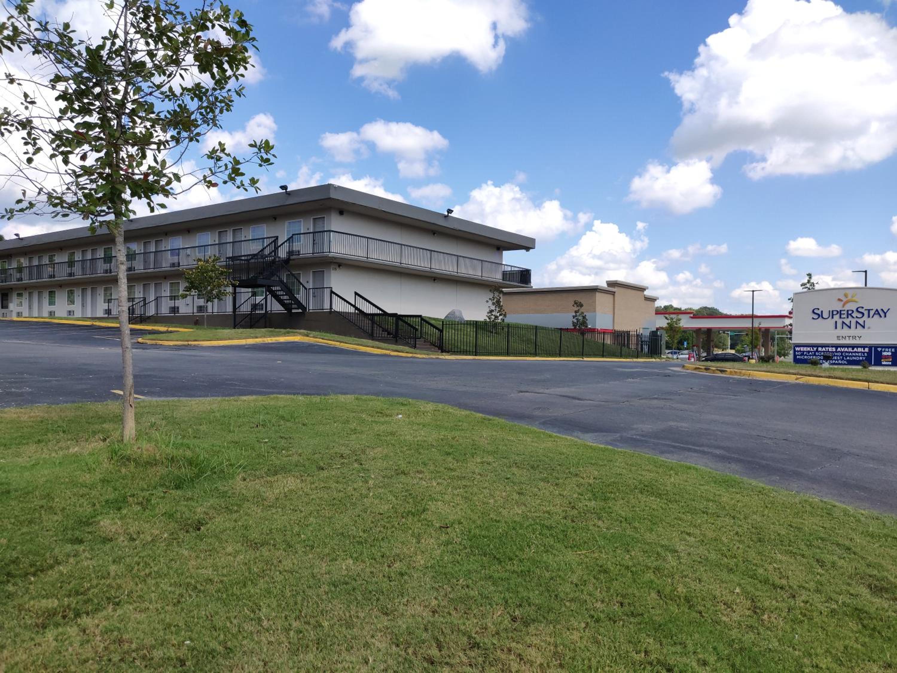 Little Rock Vacations - Super Stay Inn - Property Image 2