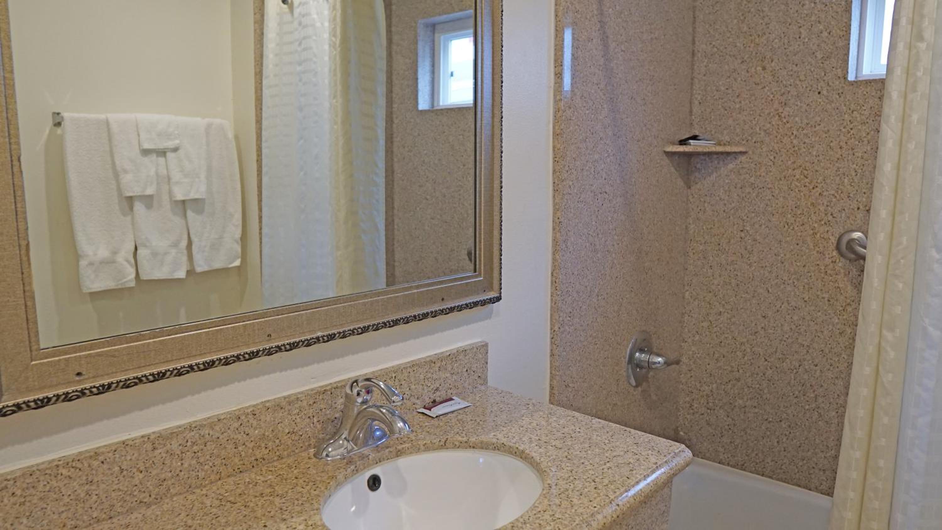 Redondo Inn and Suites view 3