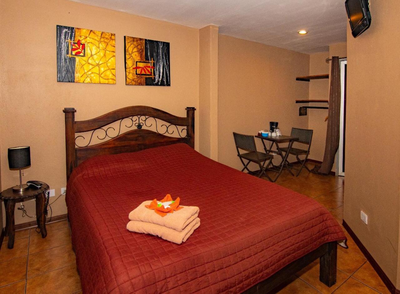 Melrost Airport Bed & Breakfast