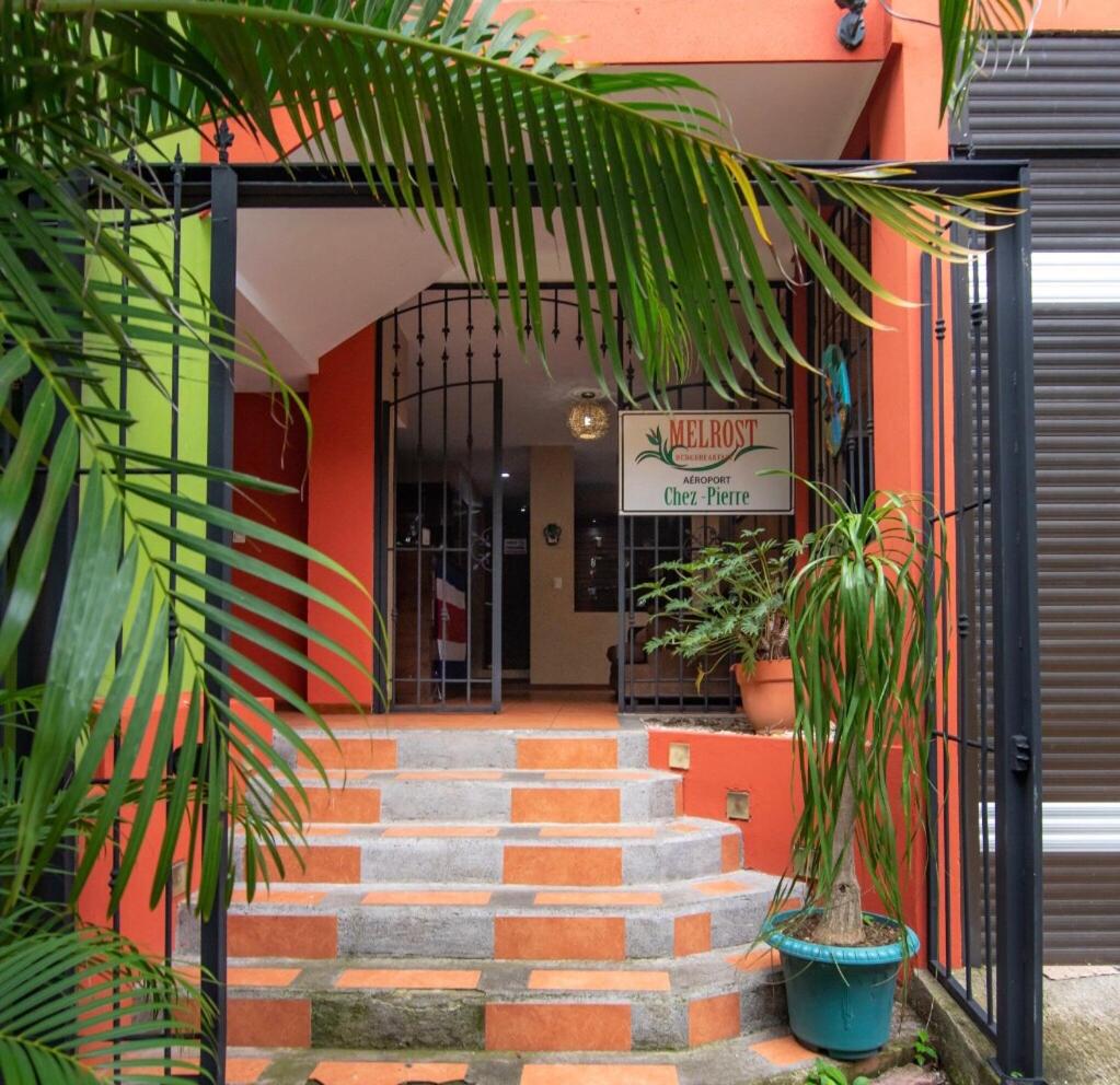 Melrost Airport Bed & Breakfast