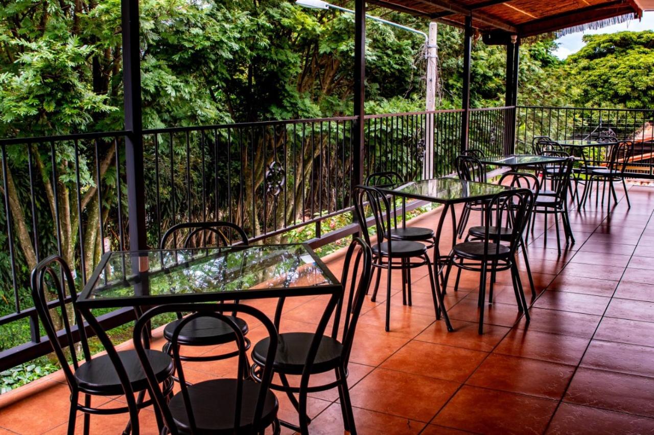 Melrost Airport Bed & Breakfast