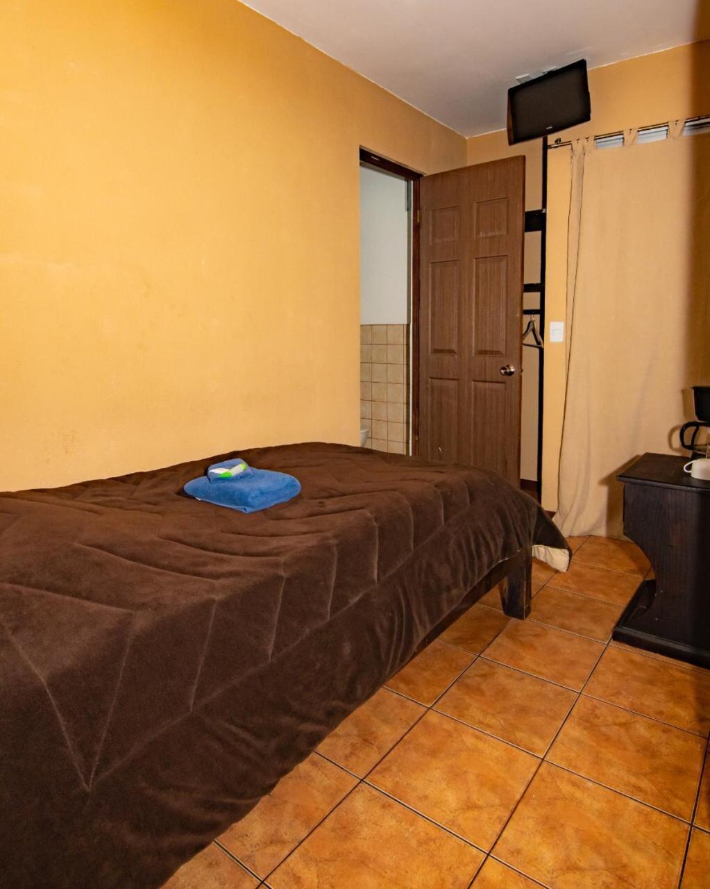 Melrost Airport Bed & Breakfast