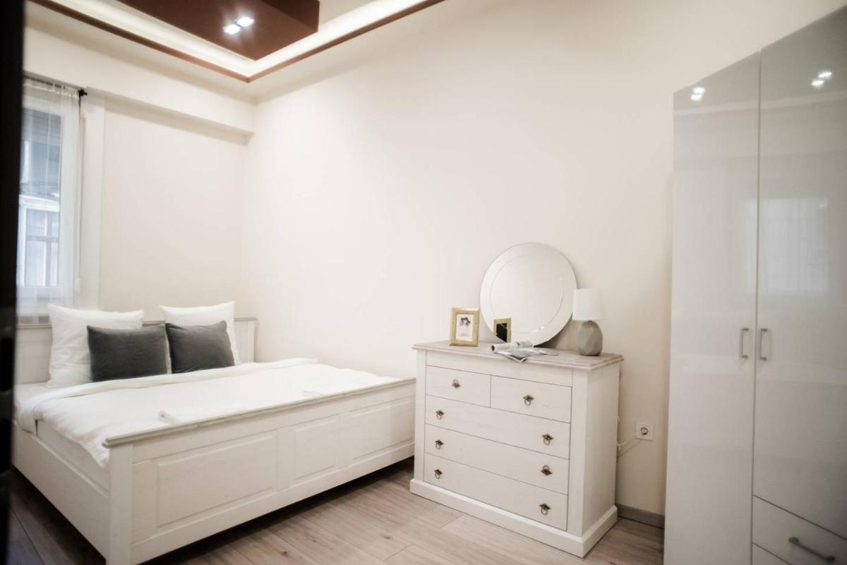New luxury apartment in the center with A/C view 4