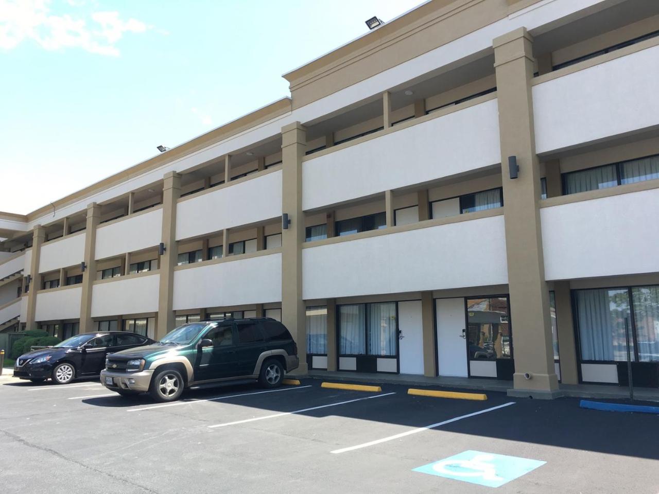 Super 8 by Wyndham WestEnd Alexandria,VA Washington DC Area - Property Image 9