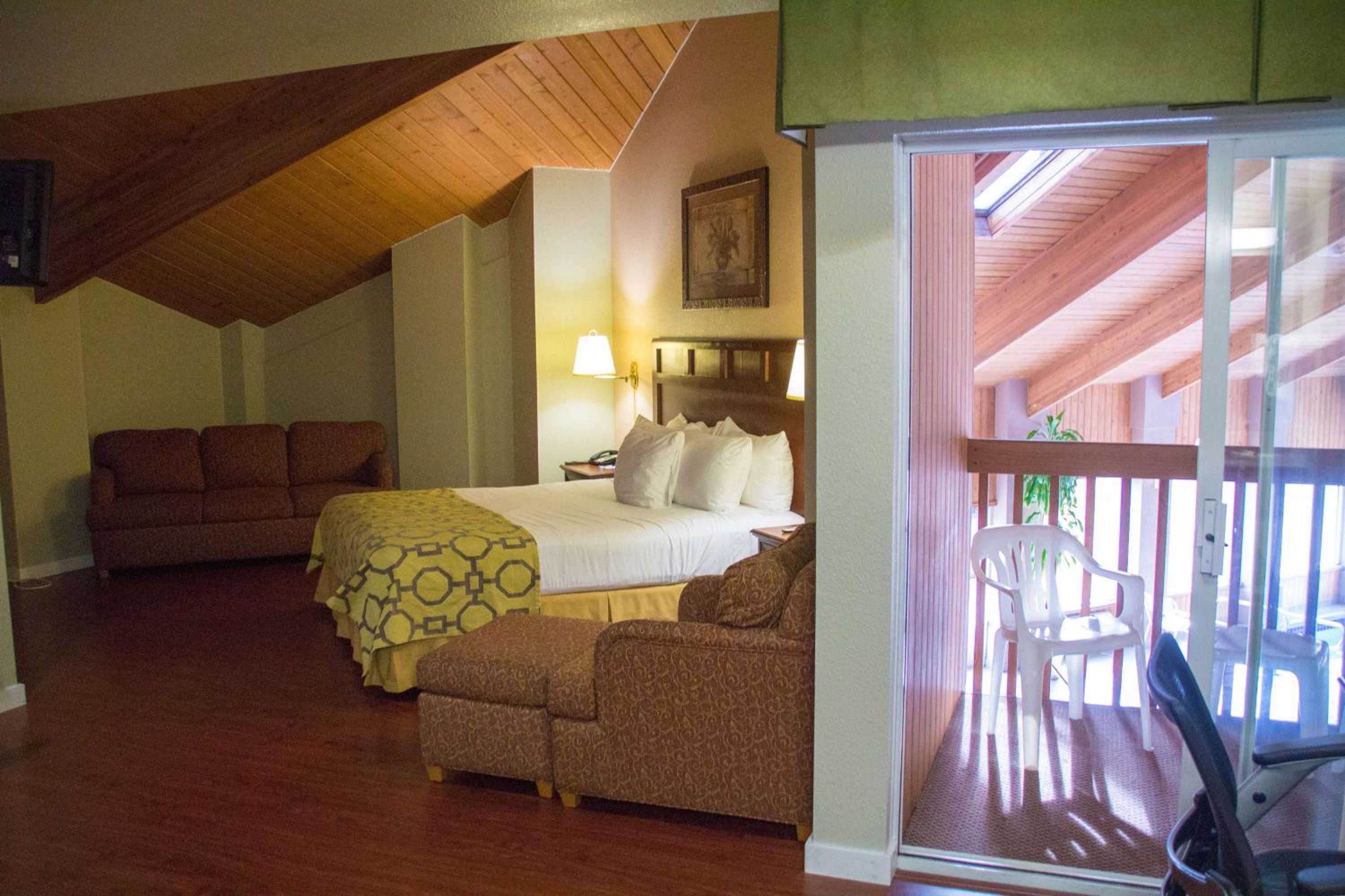 Yreka Vacations - Baymont by Wyndham Yreka - Property Image 2